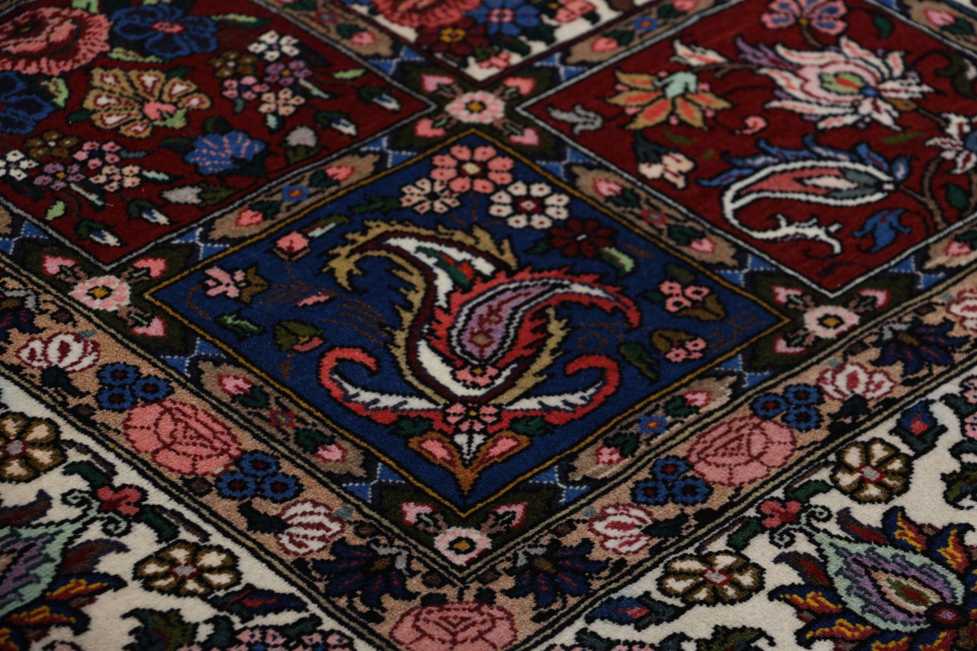 Bakhtiari Persian Rug — hand-knotted, 208 × 312 cm, Wool
