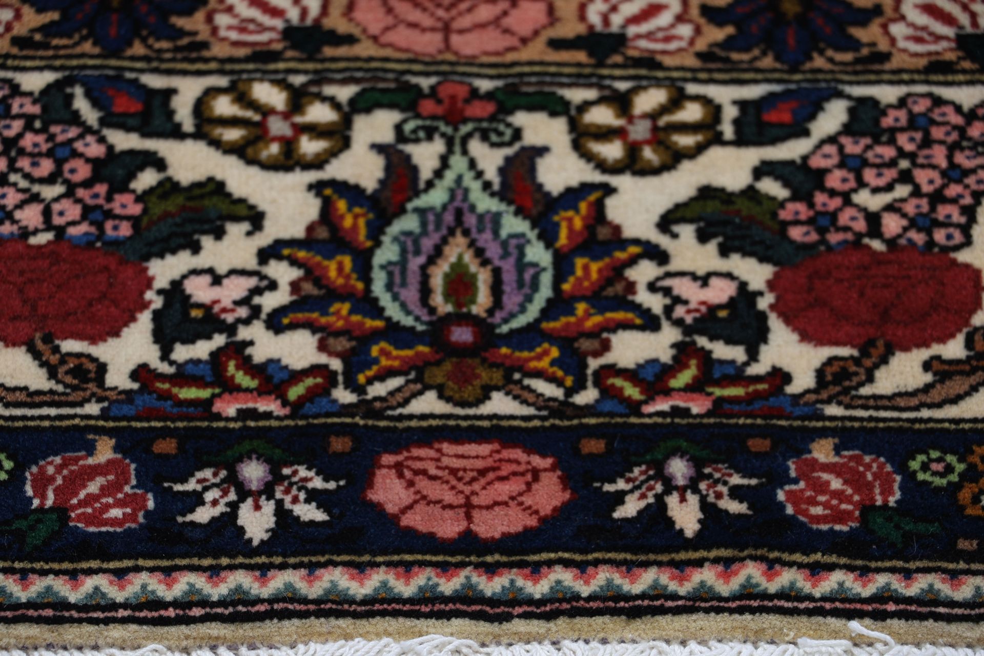 Bakhtiari Persian Rug — hand-knotted, 208 × 312 cm, Wool