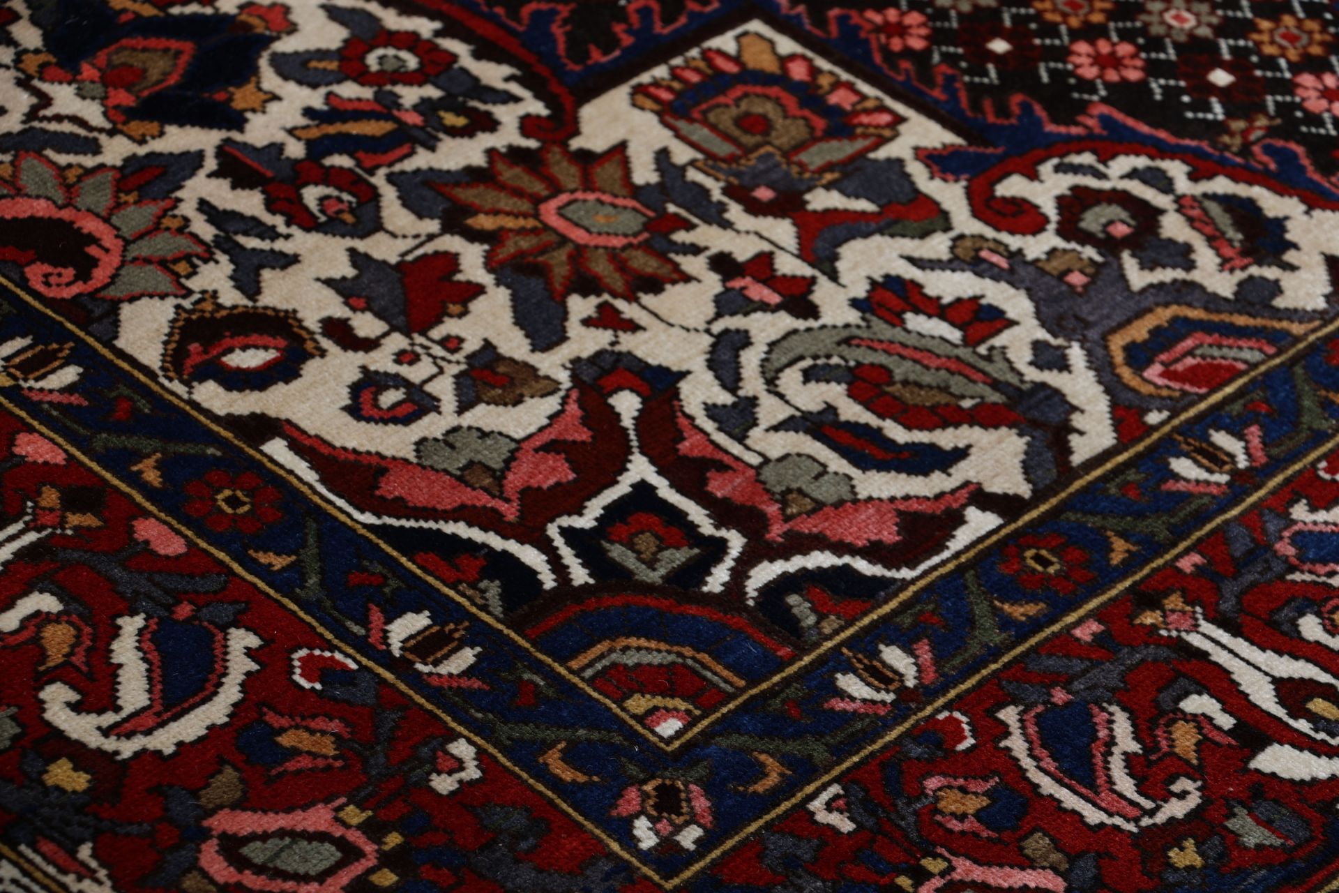Bakhtiari Persian Rug 216 × 316 cm, Wool, hand-knotted