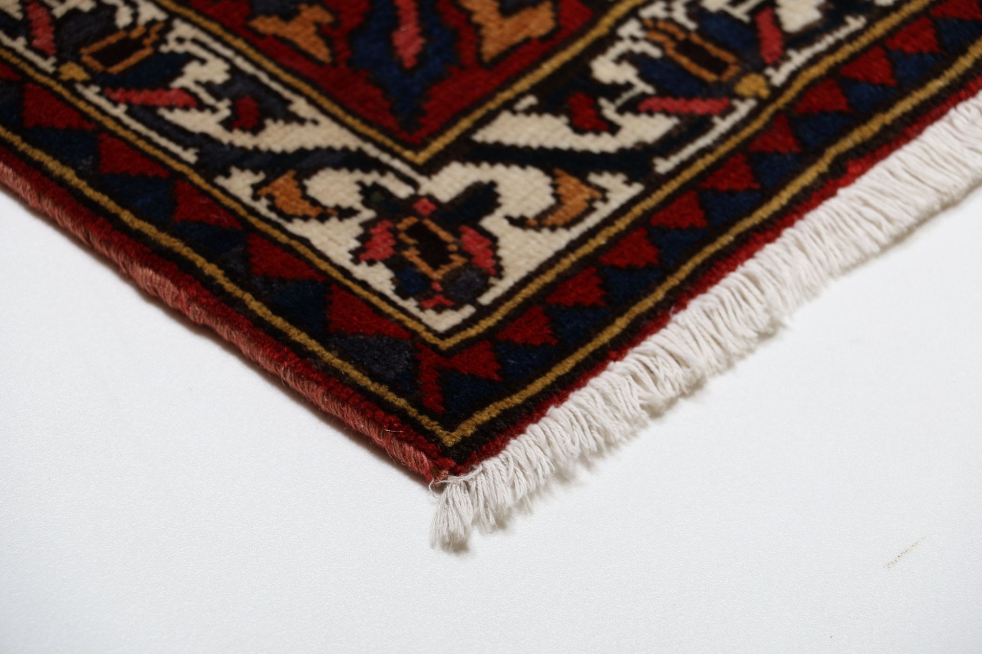 Bakhtiari Persian Rug 216 × 316 cm, Wool, hand-knotted