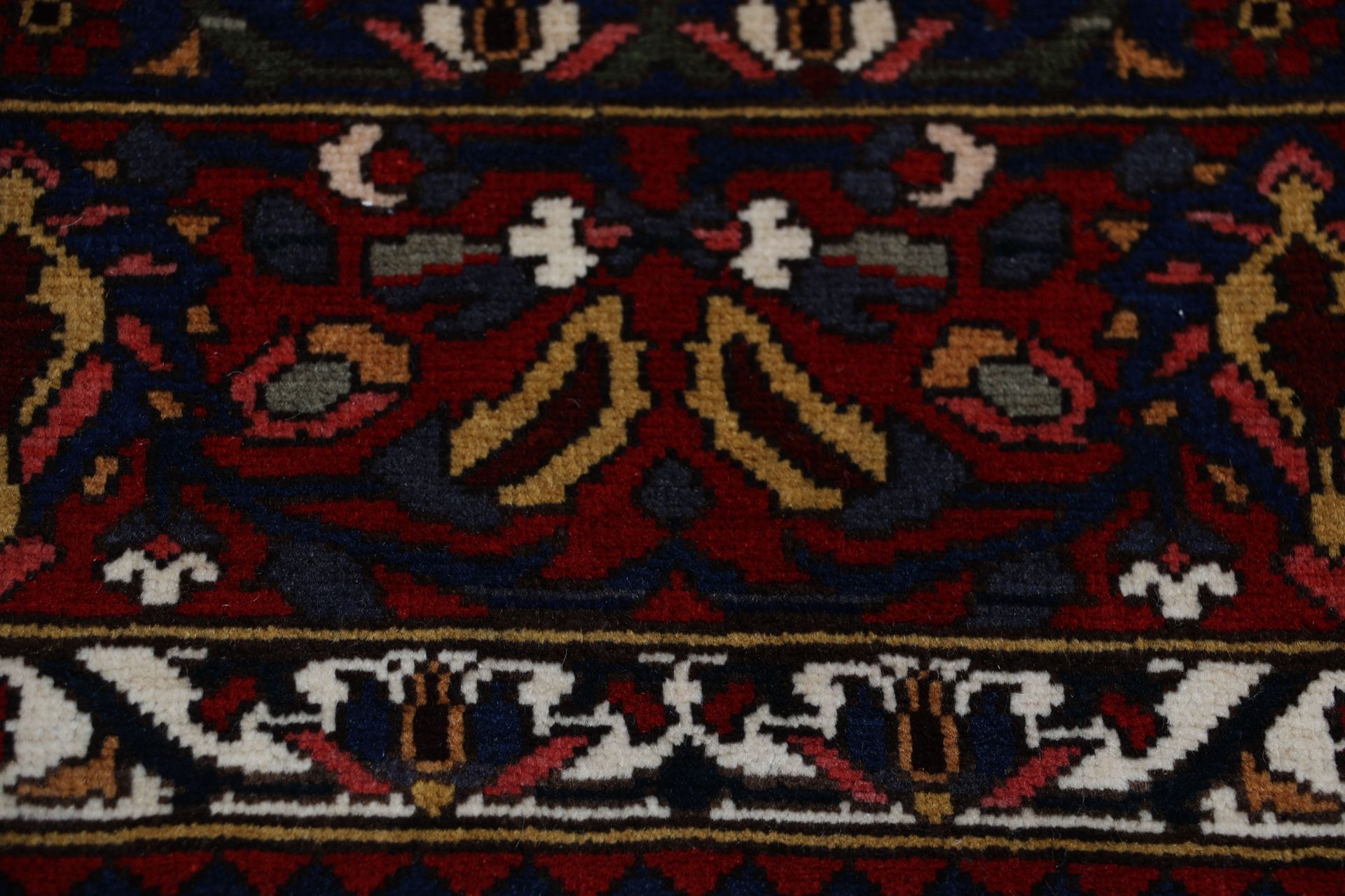 Bakhtiari Persian Rug 216 × 316 cm, Wool, hand-knotted