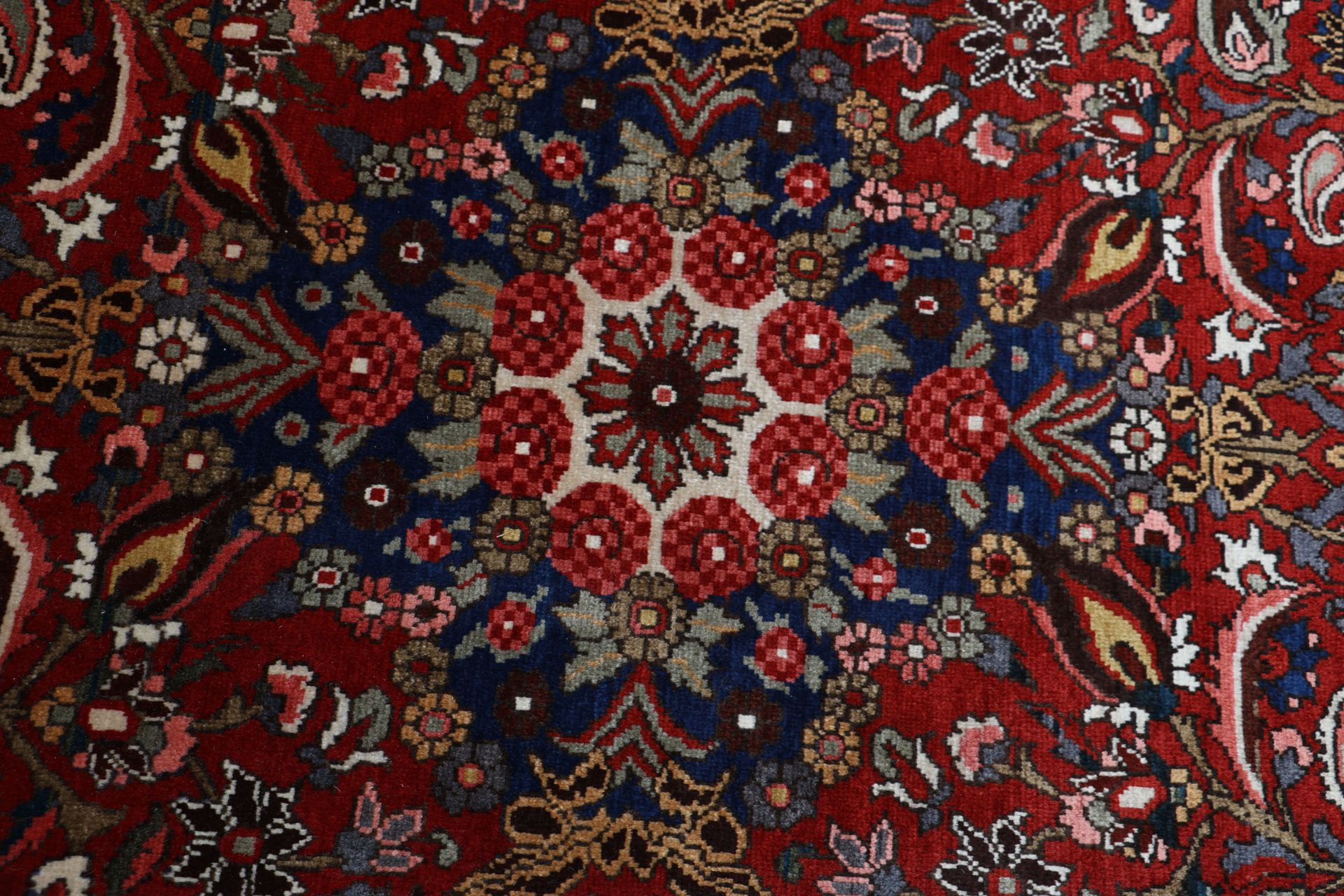 Bakhtiari Persian Rug 216 × 316 cm, Wool, hand-knotted