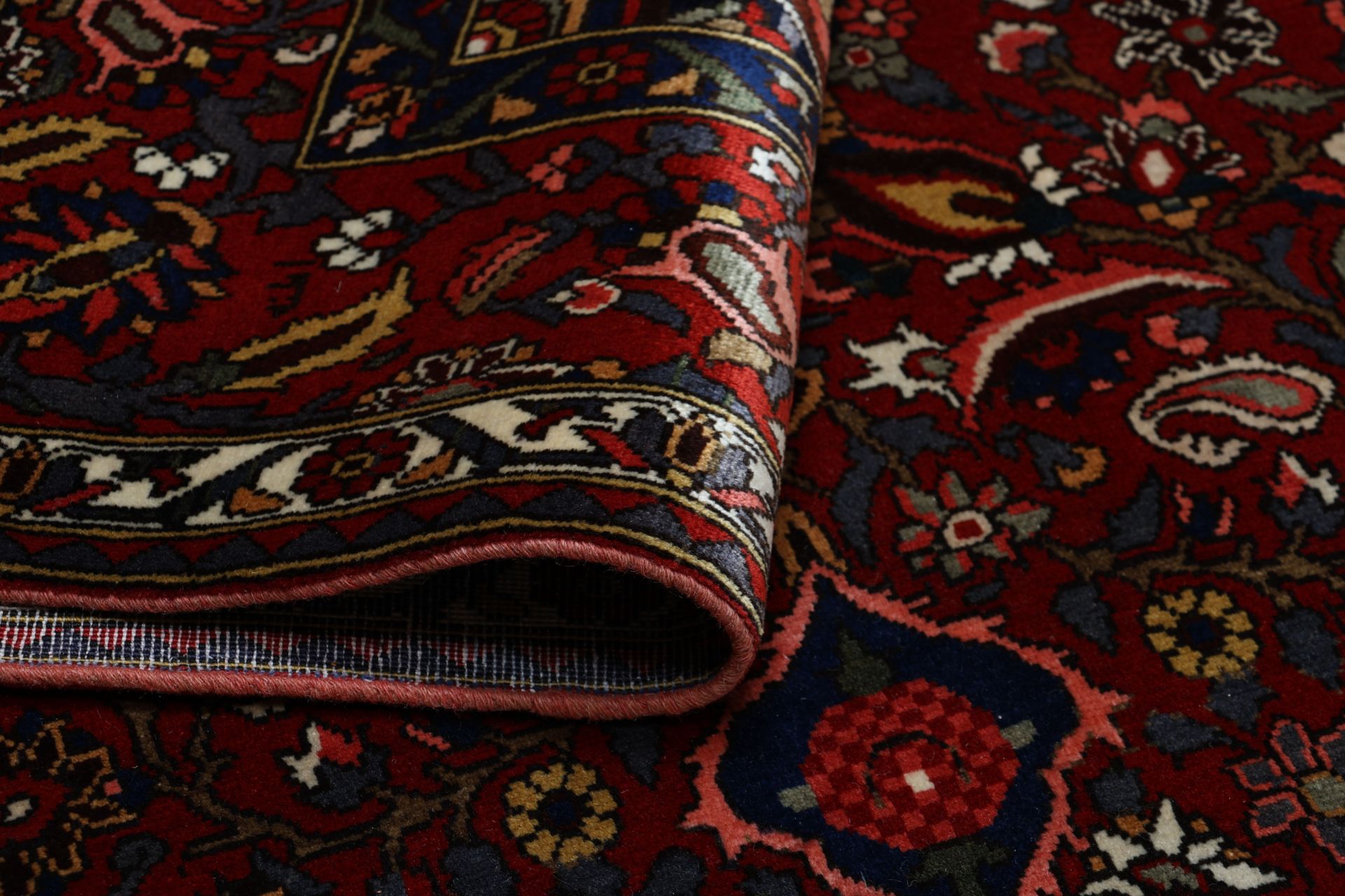 Bakhtiari Persian Rug 216 × 316 cm, Wool, hand-knotted