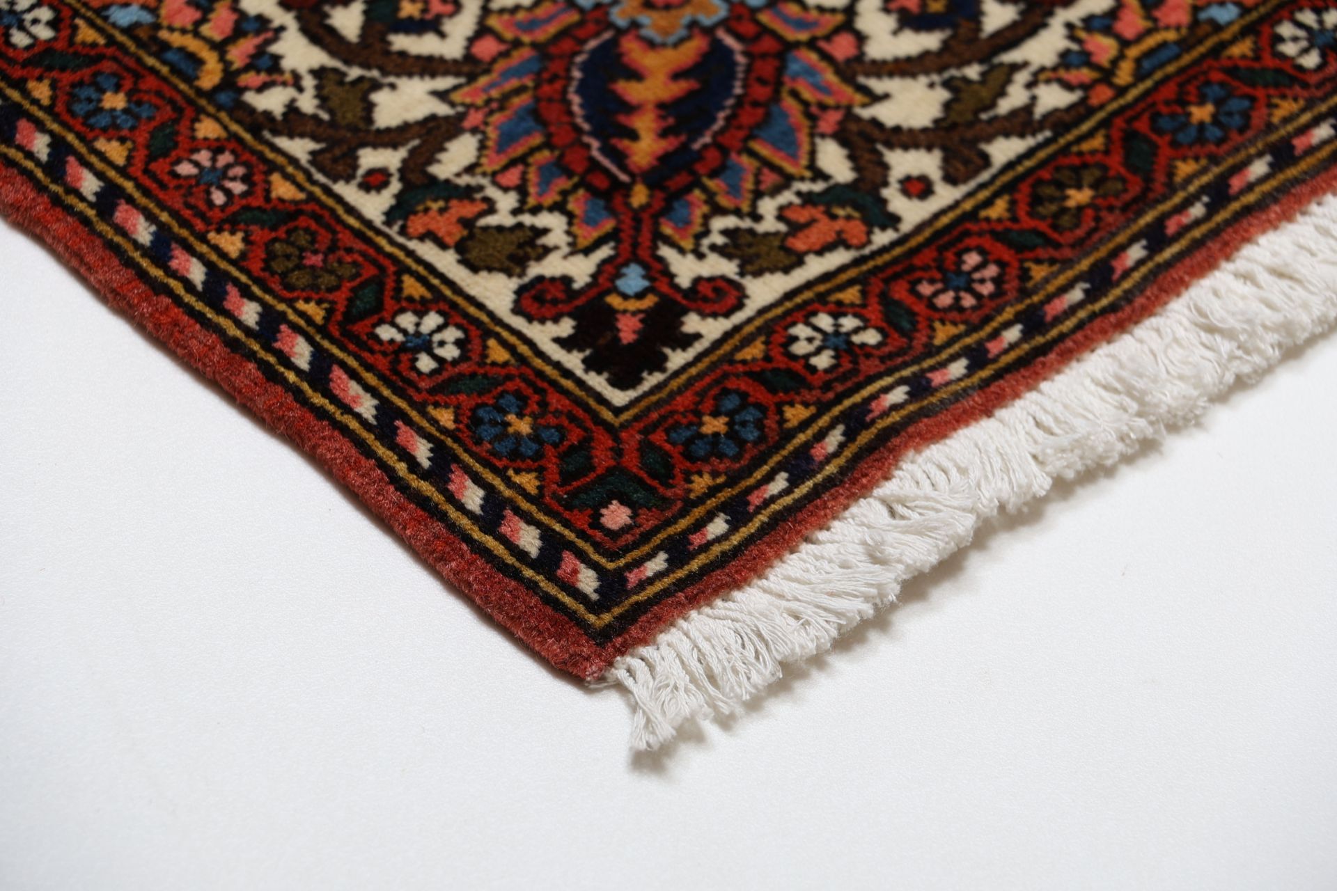 Bakhtiari Persian Rug 197 × 296 cm, Wool, hand-knotted