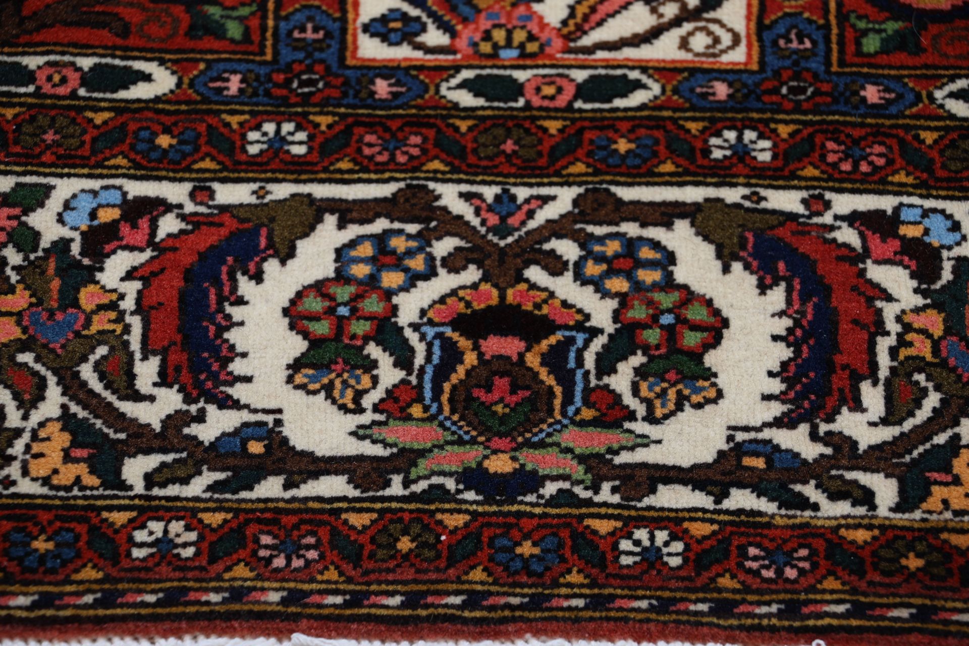 Bakhtiari Persian Rug 197 × 296 cm, Wool, hand-knotted