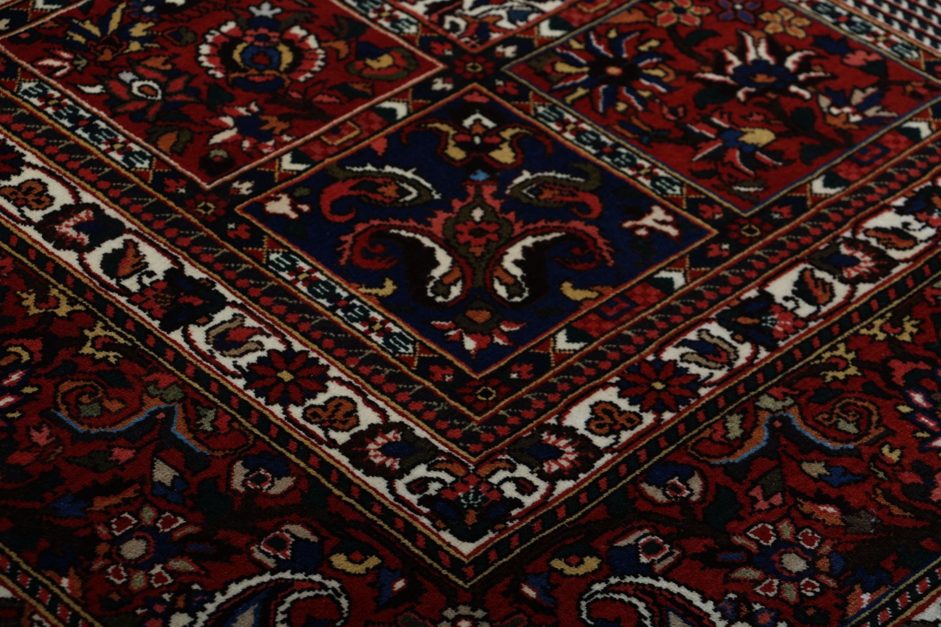 Hand-Knotted Wool Bakhtiari Persian Rug, 203 × 318 cm