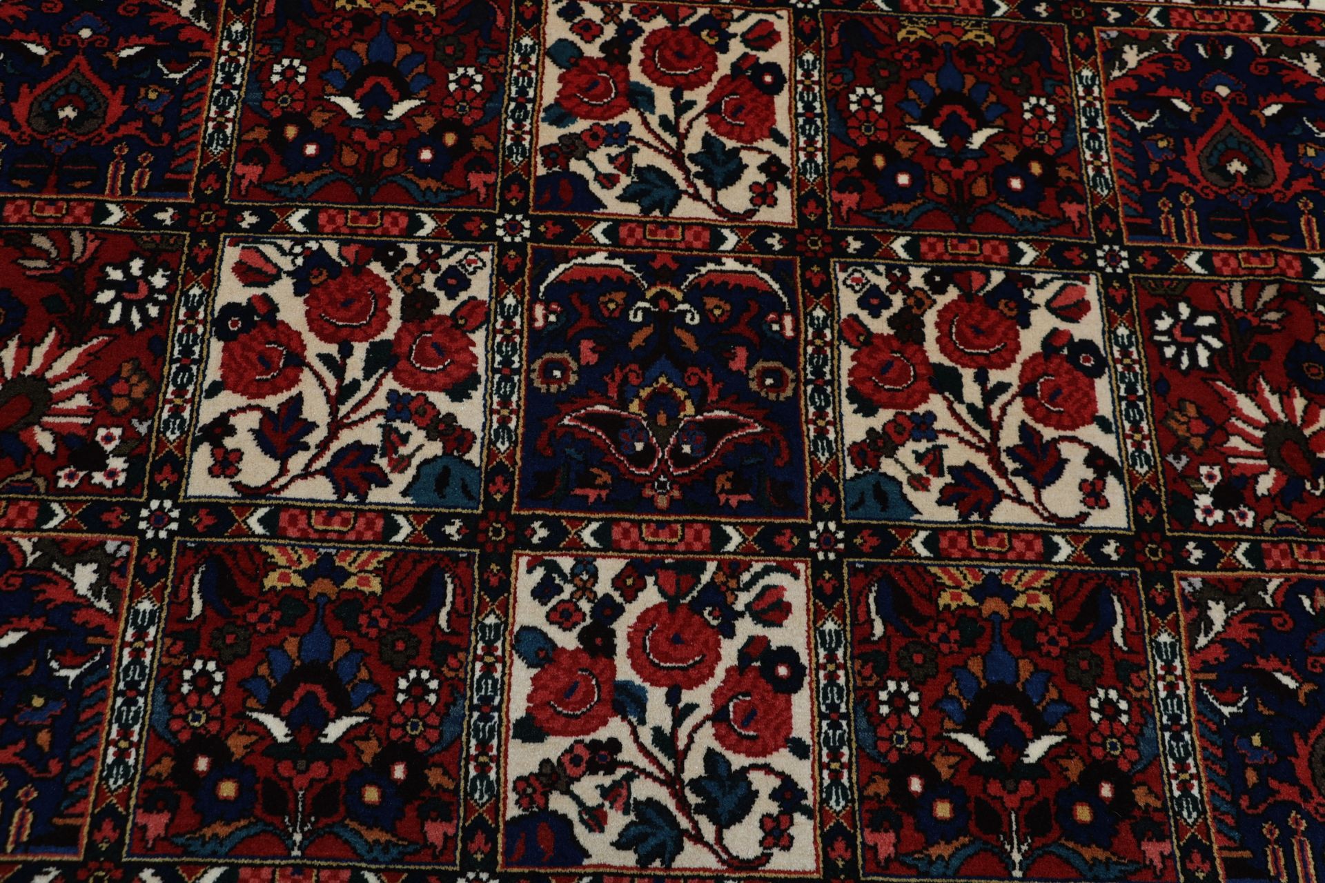 Hand-Knotted Wool Bakhtiari Persian Rug, 203 × 318 cm