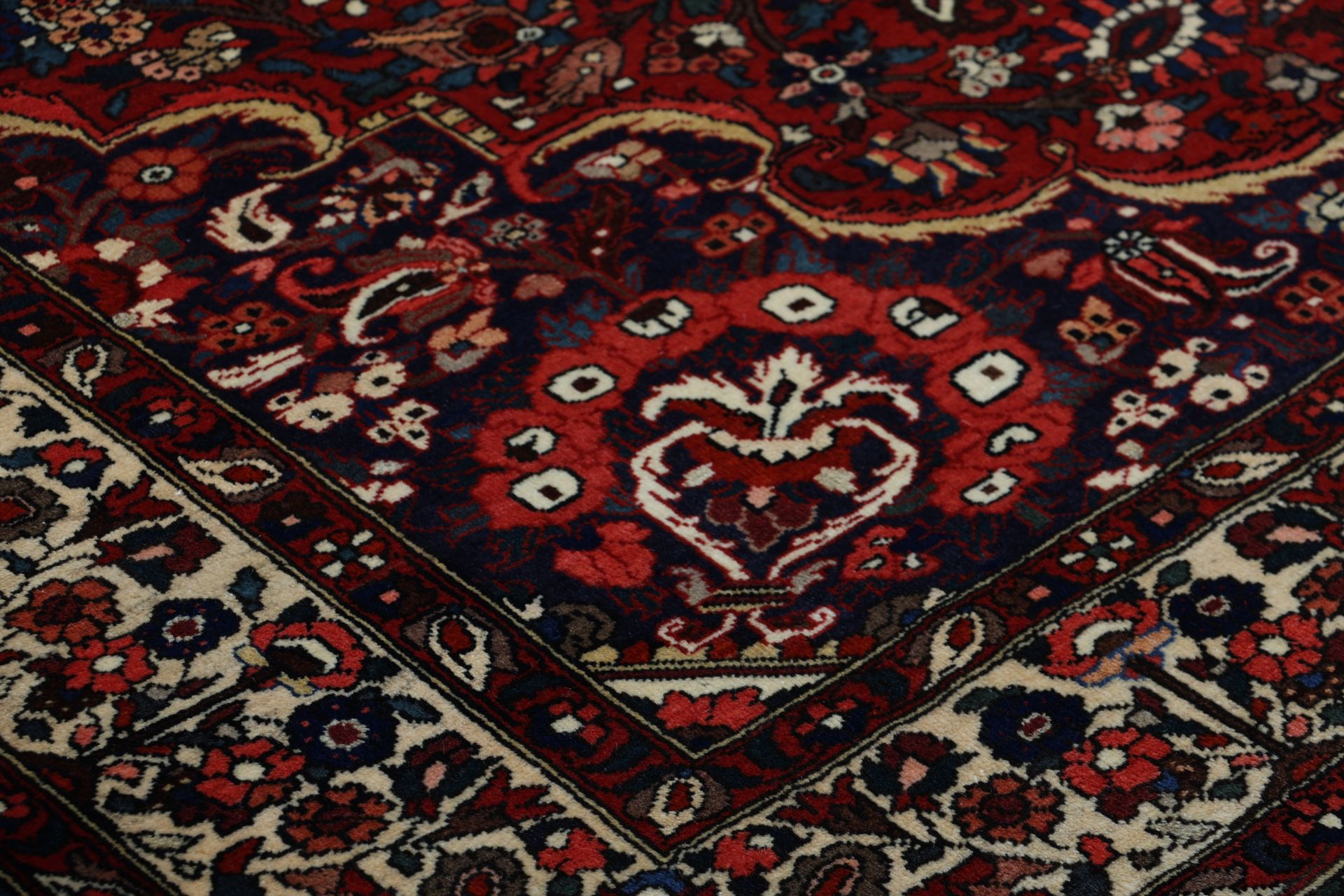 Hand-Knotted Wool Bakhtiari Persian Rug, 216 × 295 cm