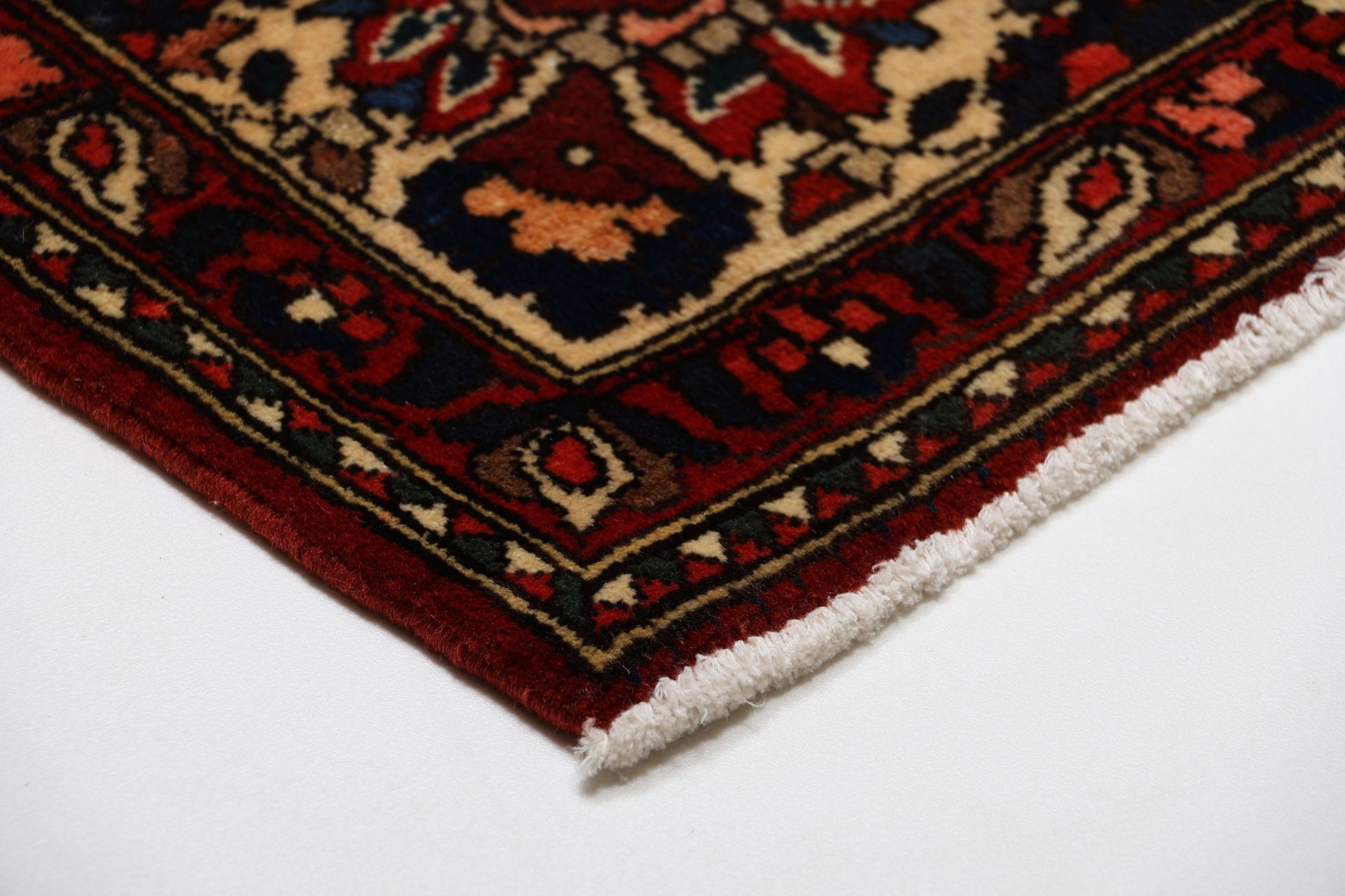 Hand-Knotted Wool Bakhtiari Persian Rug, 216 × 295 cm
