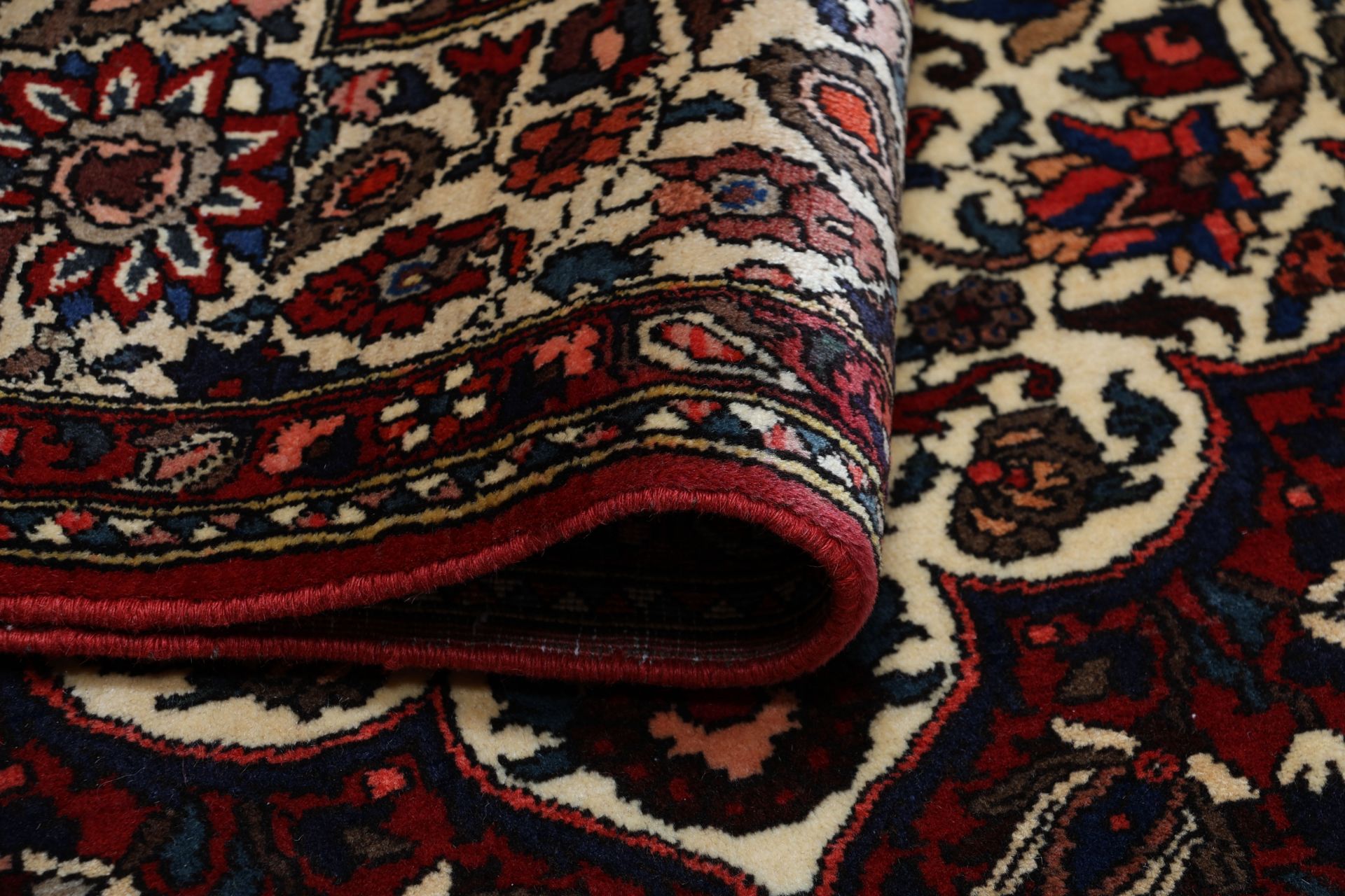 Hand-Knotted Wool Bakhtiari Persian Rug, 216 × 295 cm