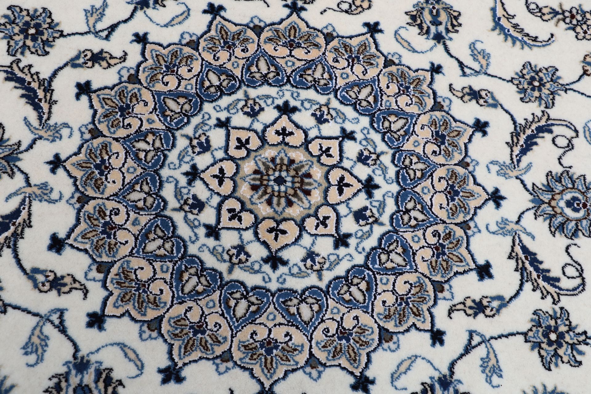 Nain Persian Rug — hand-knotted, 197 × 288 cm, Wool