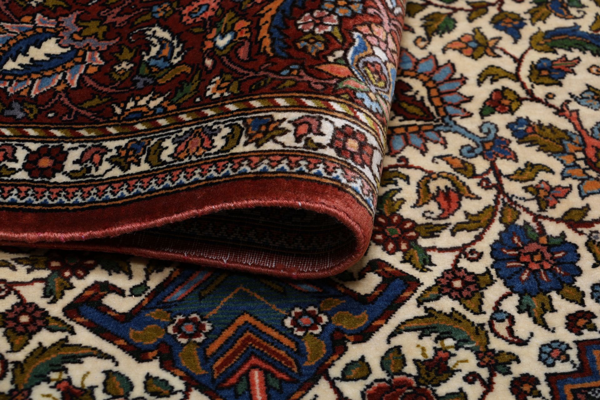 Hand-Knotted Wool Bakhtiari Persian Rug, 203 × 308 cm