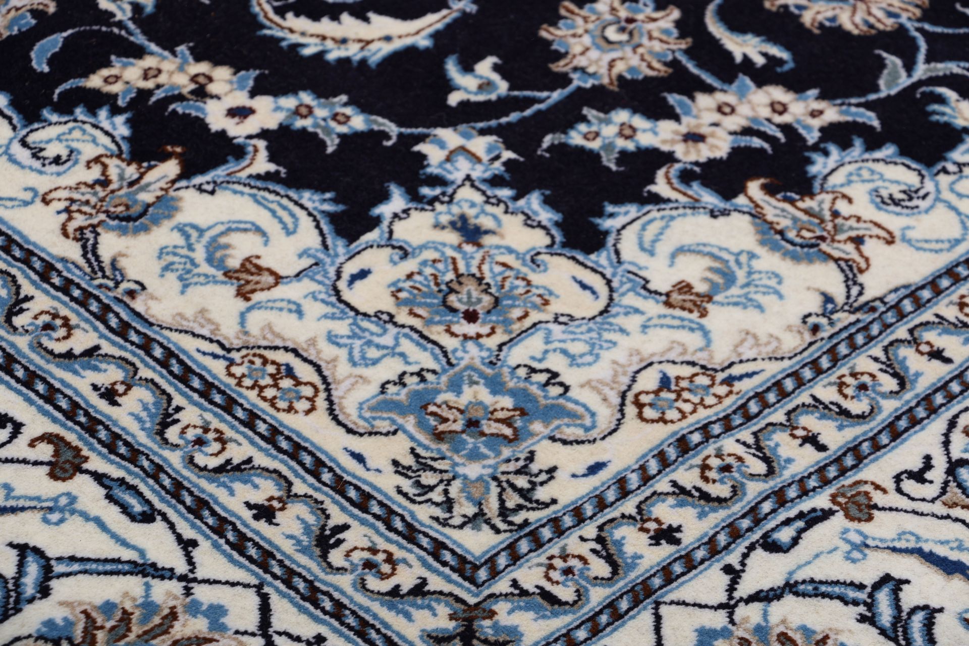 perserteppich-nain-193-x-294-cm-schurwolle-handgeknupft-exklusiv-4 Nain Persian Rug — hand-knotted, 193 × 294 cm, Wool