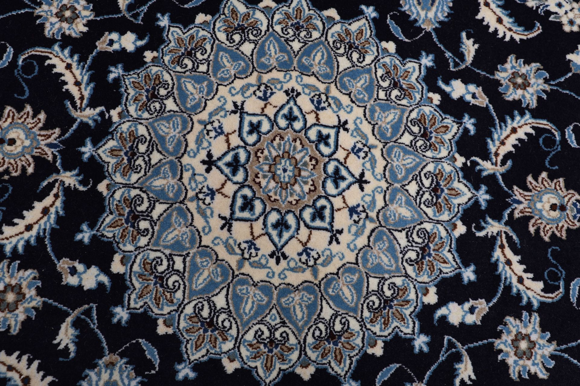 perserteppich-nain-193-x-294-cm-schurwolle-handgeknupft-exklusiv-8 Nain Persian Rug — hand-knotted, 193 × 294 cm, Wool