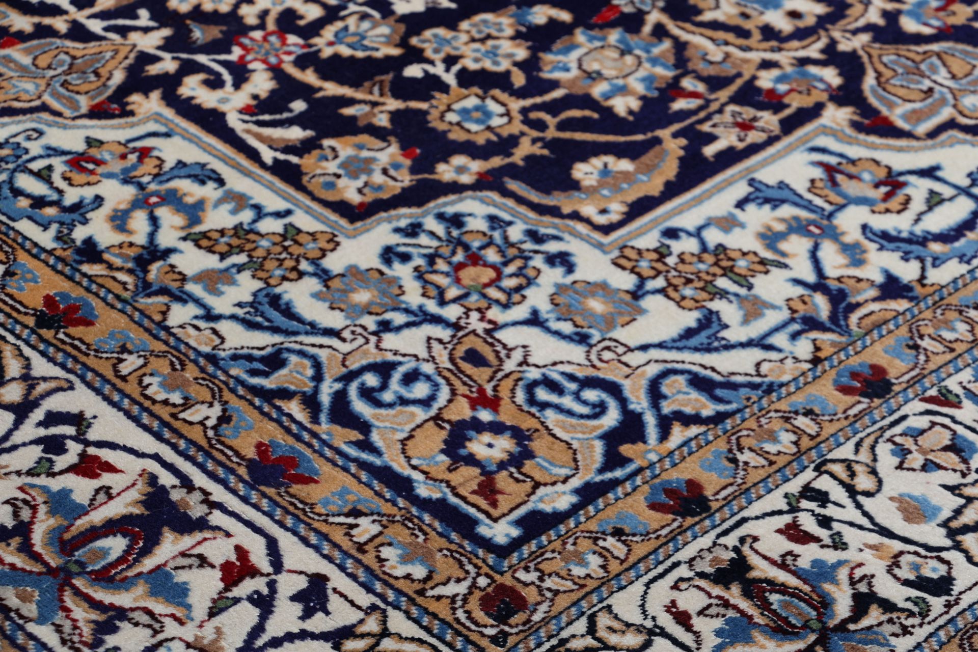 perserteppich-nain-195-x-285-cm-schurwolle-handgeknupft-exklusiv-4 Hand-Knotted Wool Nain Persian Rug, 195 × 285 cm