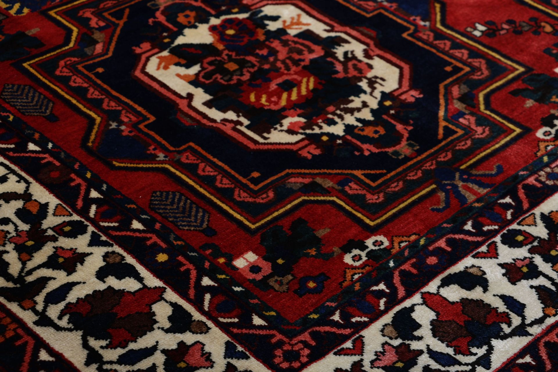 Hand-Knotted Wool Bakhtiari Persian Rug, 220 × 300 cm