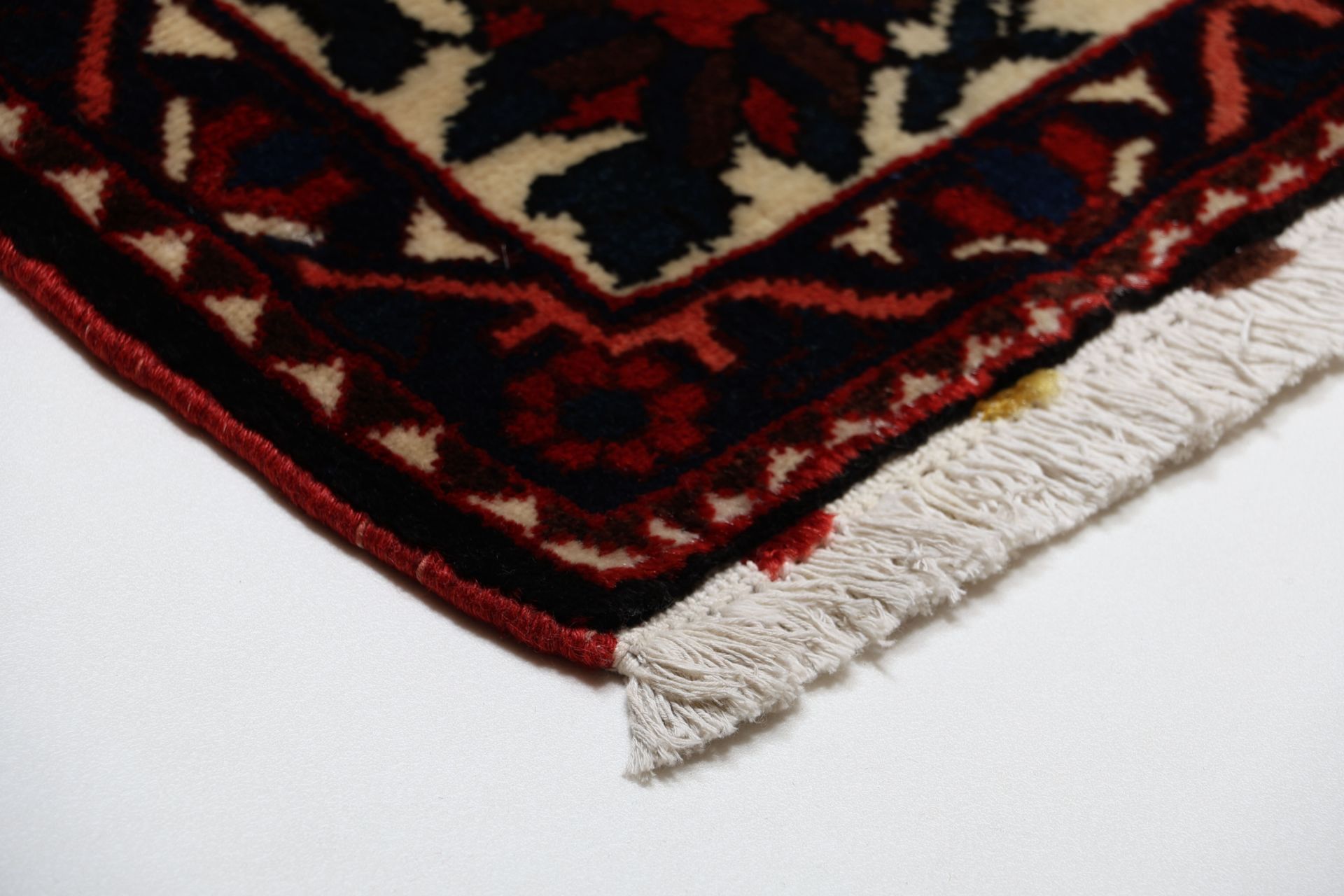 Hand-Knotted Wool Bakhtiari Persian Rug, 220 × 300 cm