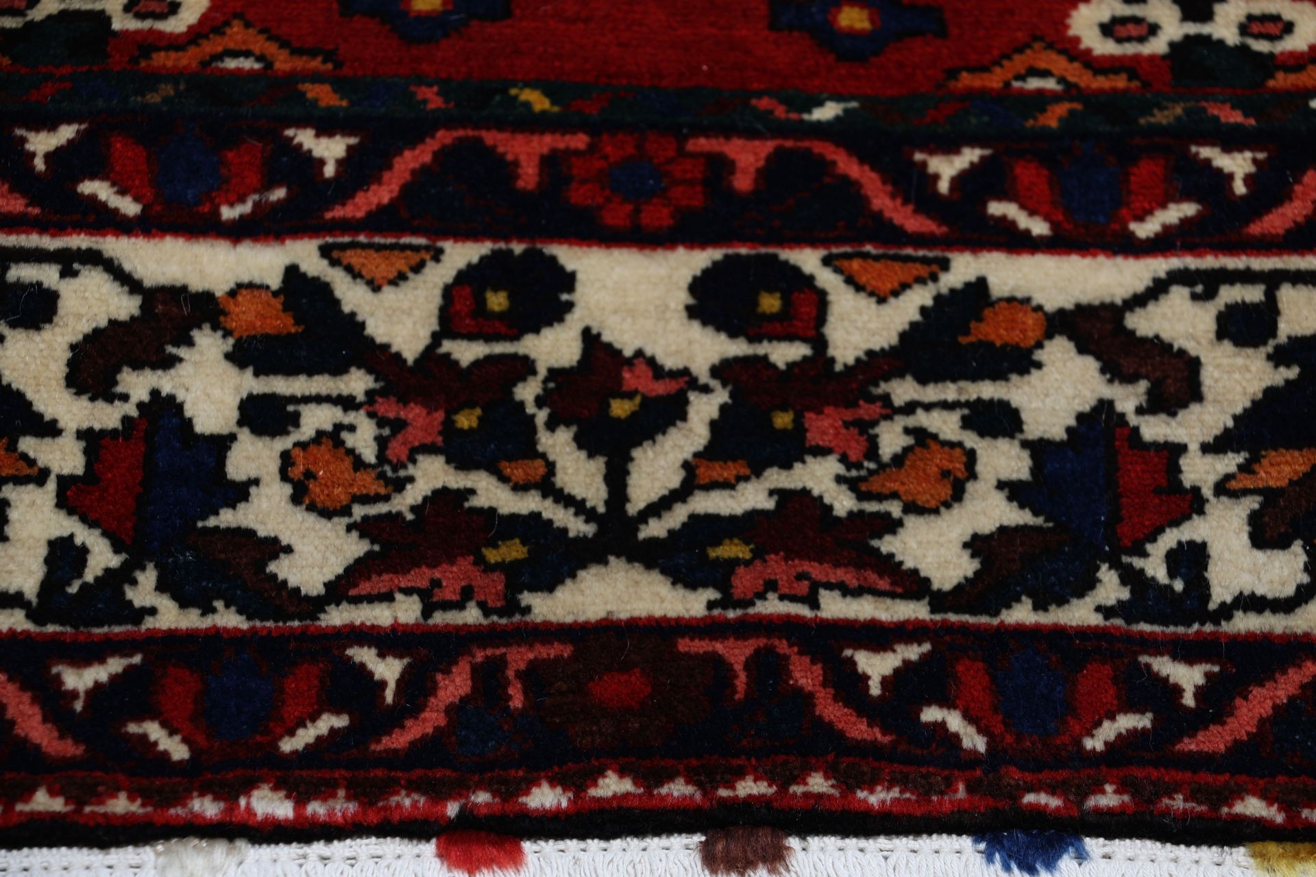Hand-Knotted Wool Bakhtiari Persian Rug, 220 × 300 cm