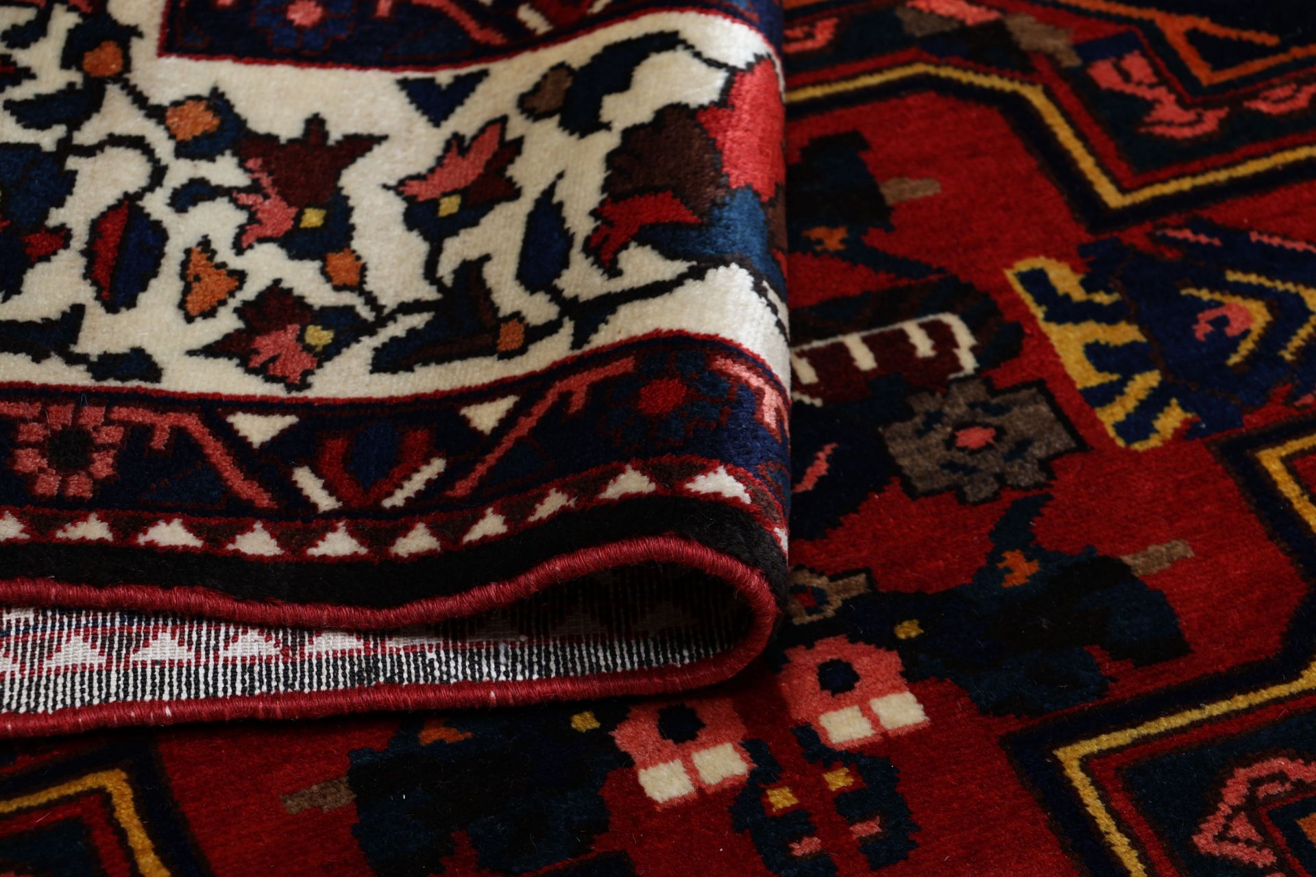 Hand-Knotted Wool Bakhtiari Persian Rug, 220 × 300 cm