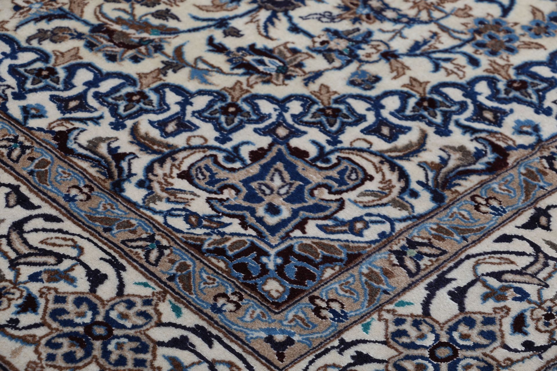 perserteppich-nain-198-x-298-cm-schurwolle-handgeknupft-exklusiv-4 Nain Persian Rug — hand-knotted, 198 × 298 cm, Wool