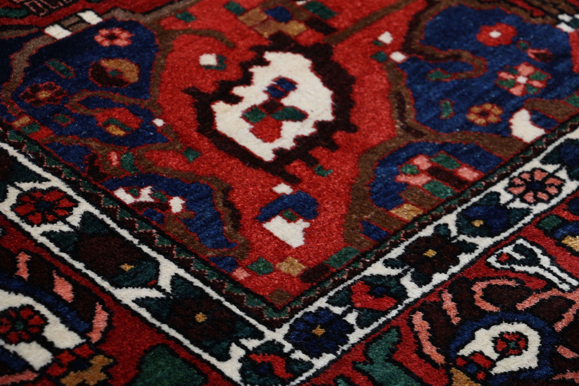 Bakhtiari Persian Rug 224 × 310 cm, Wool, hand-knotted
