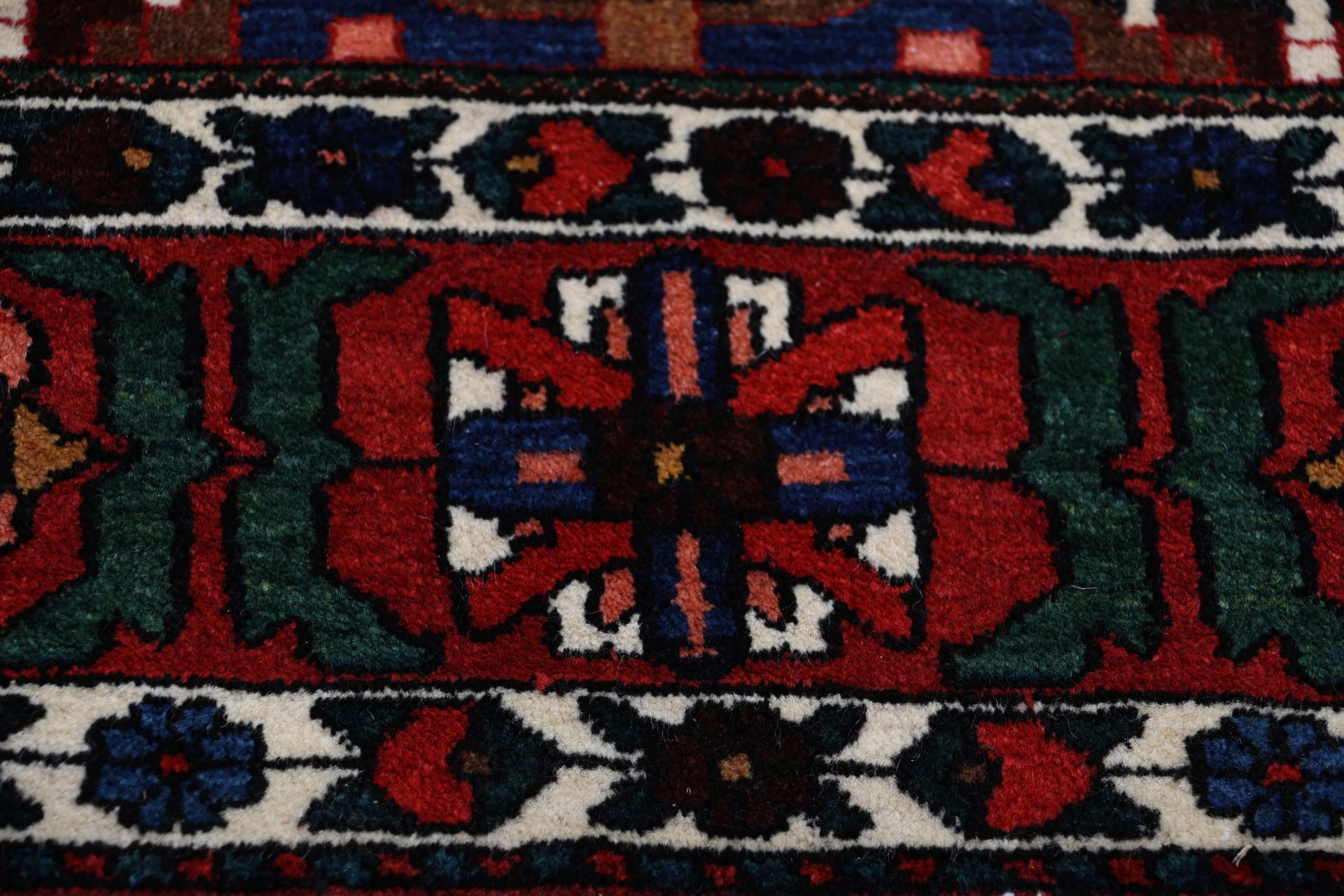 Bakhtiari Persian Rug 224 × 310 cm, Wool, hand-knotted