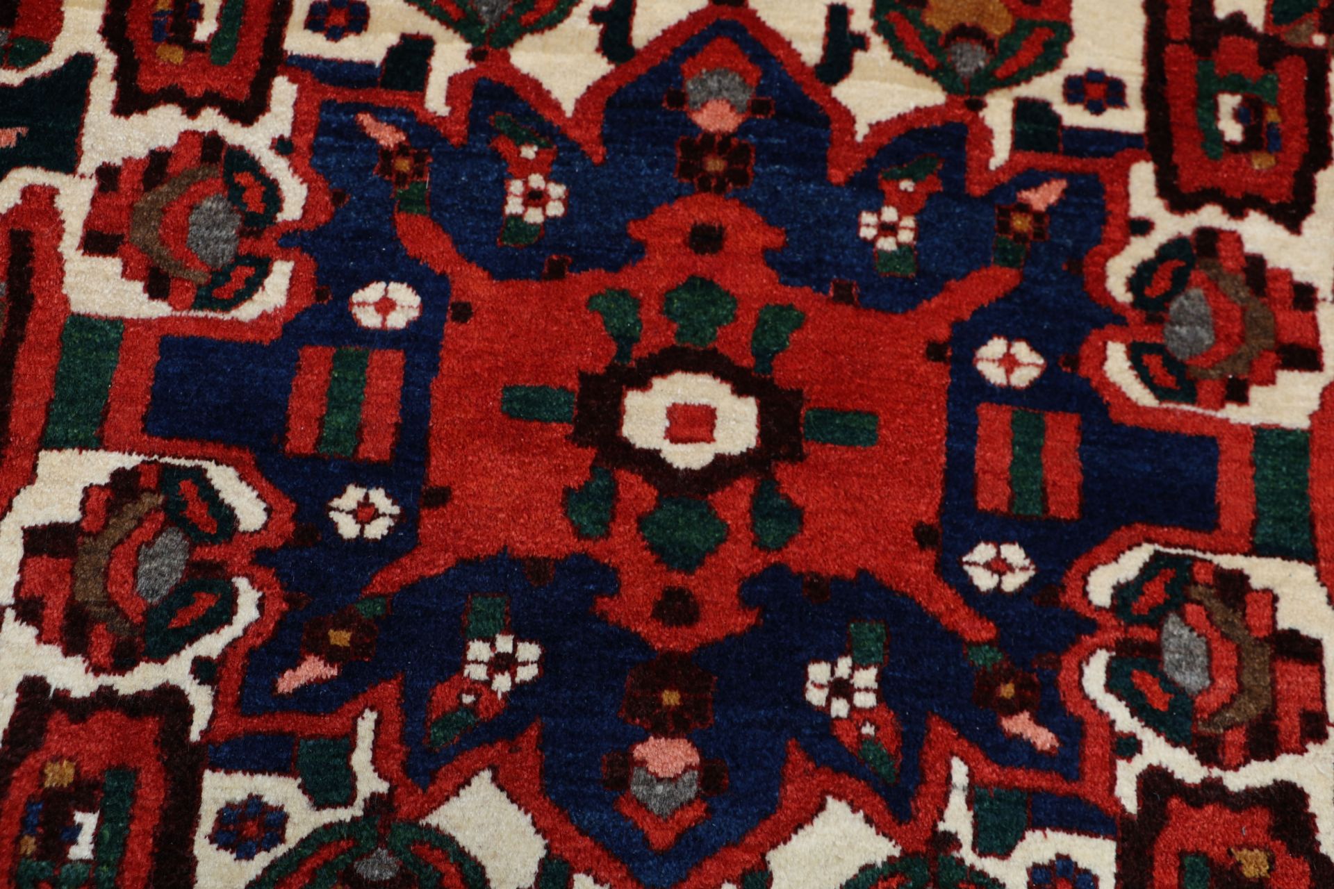 Bakhtiari Persian Rug 224 × 310 cm, Wool, hand-knotted