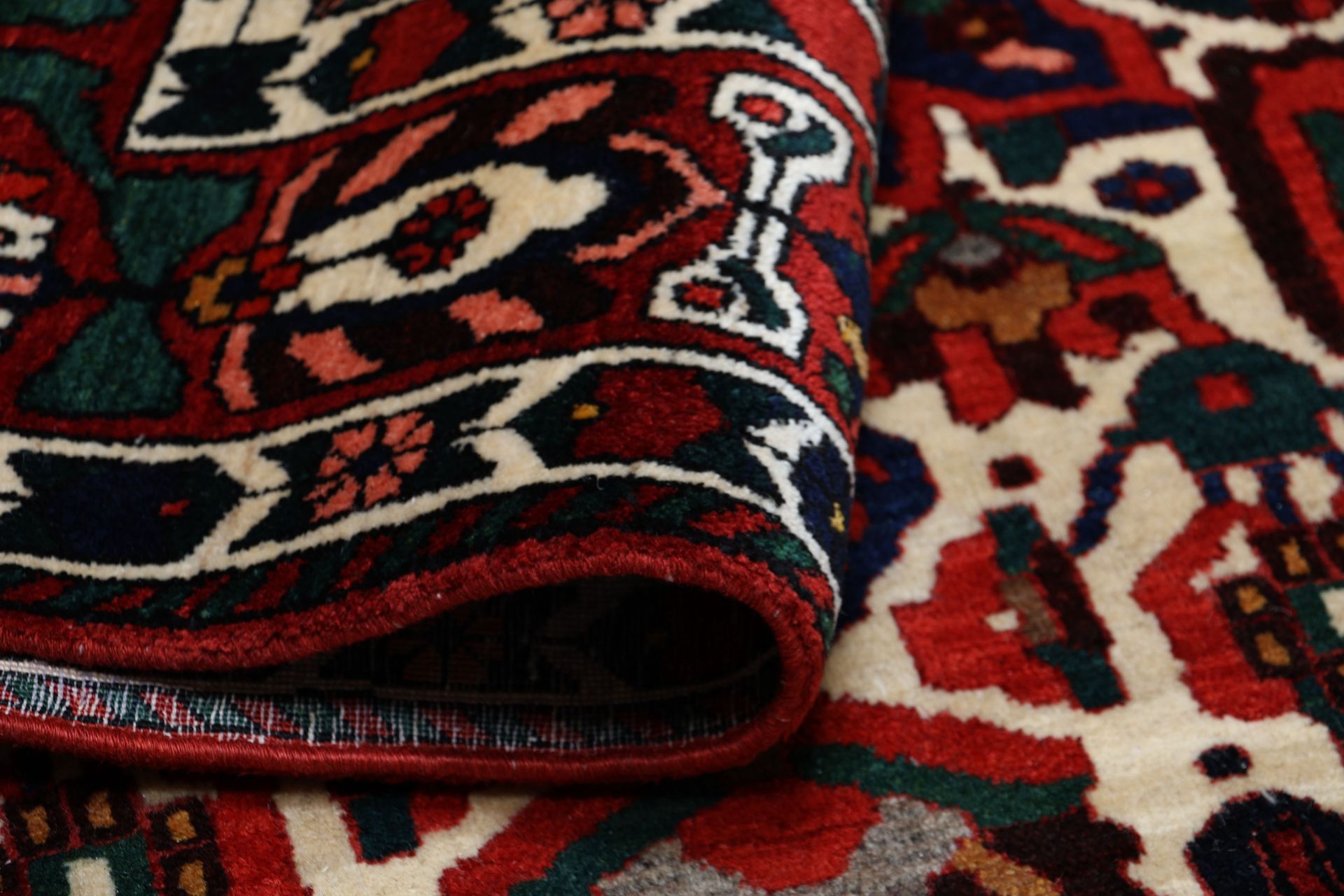Bakhtiari Persian Rug 224 × 310 cm, Wool, hand-knotted