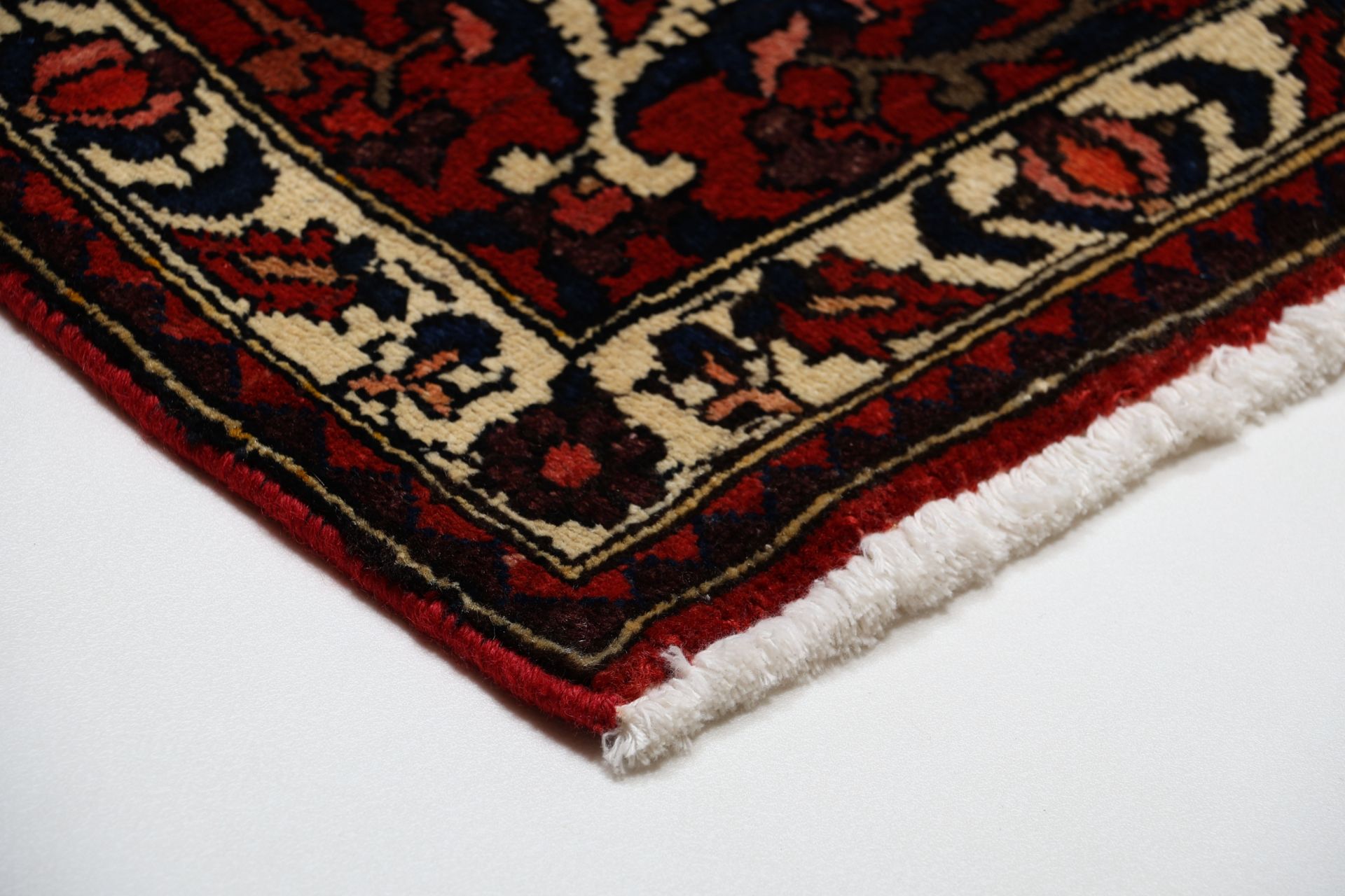 Bakhtiari Persian Rug — hand-knotted, 212 × 318 cm, Wool