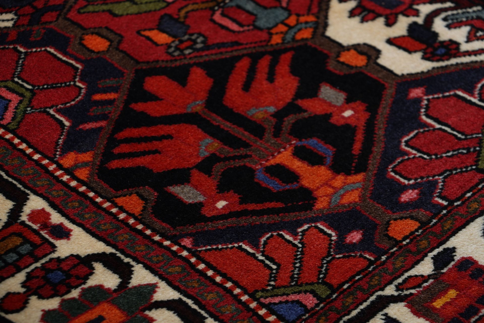 Bakhtiari Persian Rug 208 × 306 cm, Wool, hand-knotted