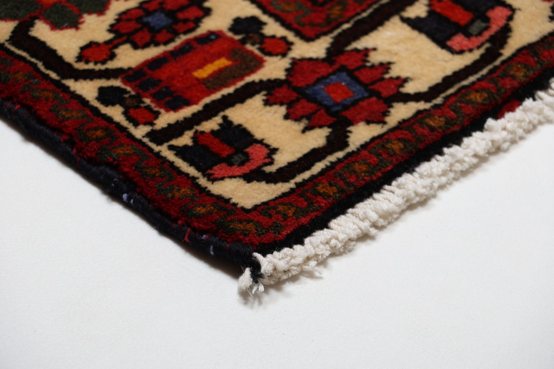 Bakhtiari Persian Rug 208 × 306 cm, Wool, hand-knotted