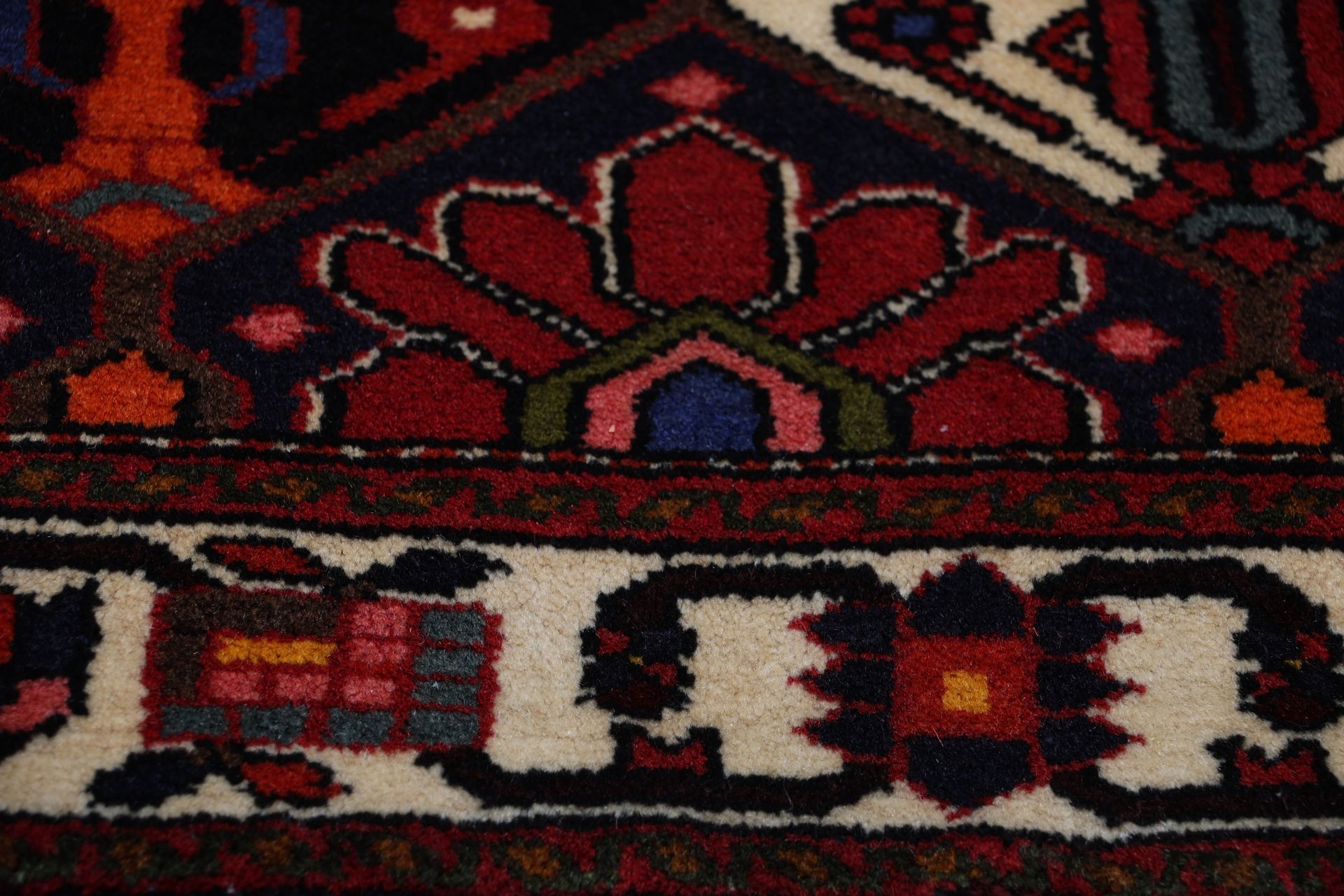 Bakhtiari Persian Rug 208 × 306 cm, Wool, hand-knotted