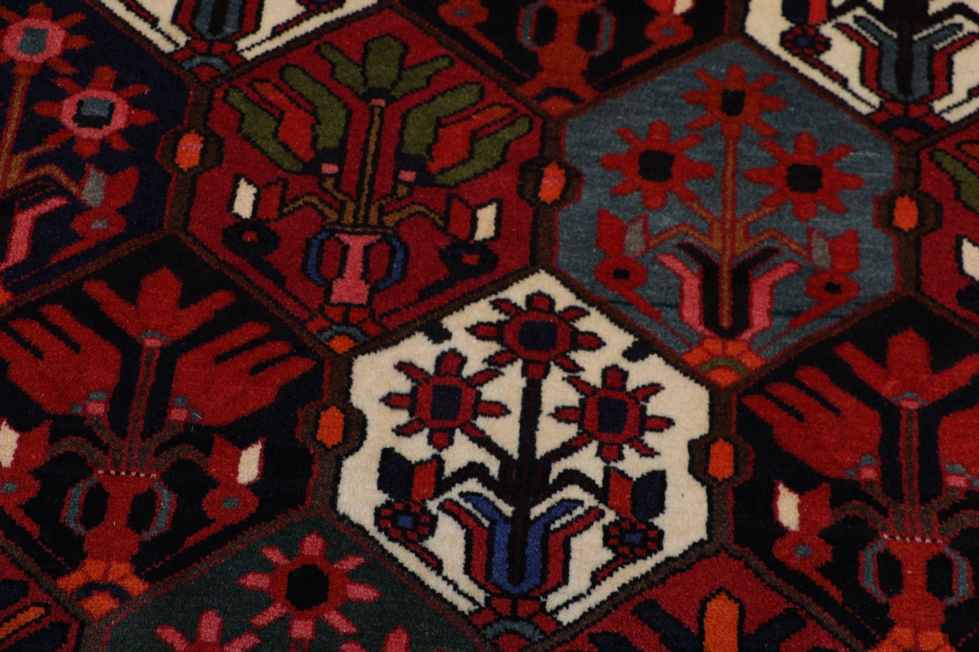 Bakhtiari Persian Rug 208 × 306 cm, Wool, hand-knotted