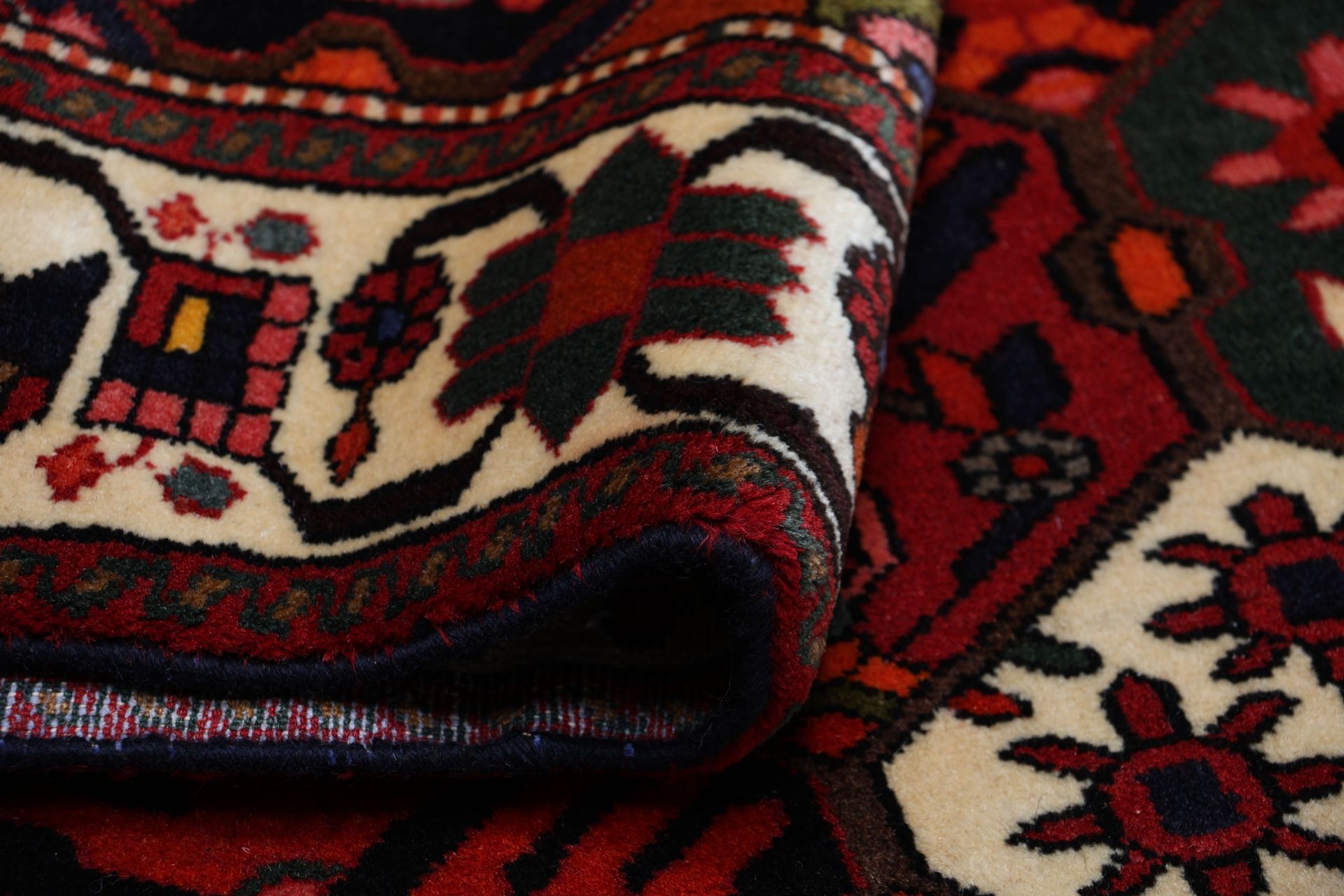 Bakhtiari Persian Rug 208 × 306 cm, Wool, hand-knotted