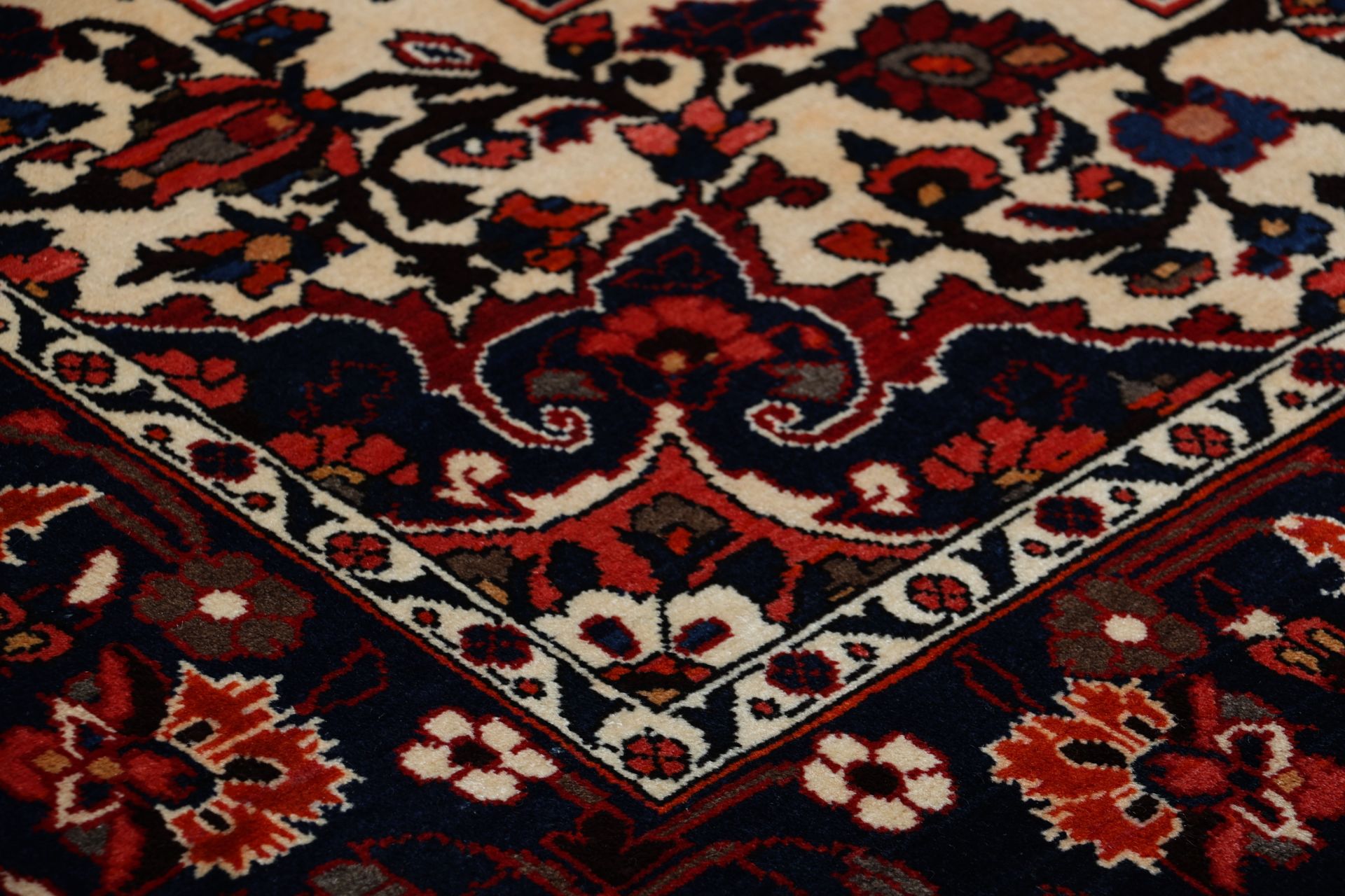 Bakhtiari Persian Rug 210 × 310 cm, Wool, hand-knotted