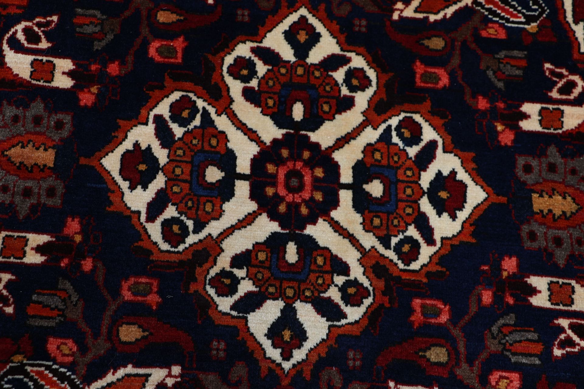 Bakhtiari Persian Rug 210 × 310 cm, Wool, hand-knotted