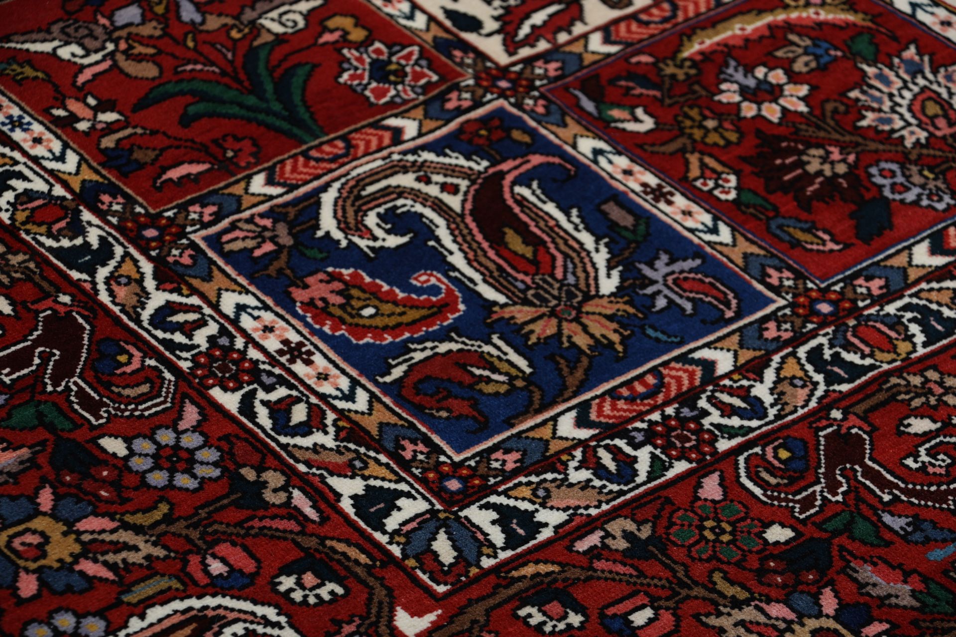 Hand-Knotted Wool Bakhtiari Persian Rug, 213 × 313 cm