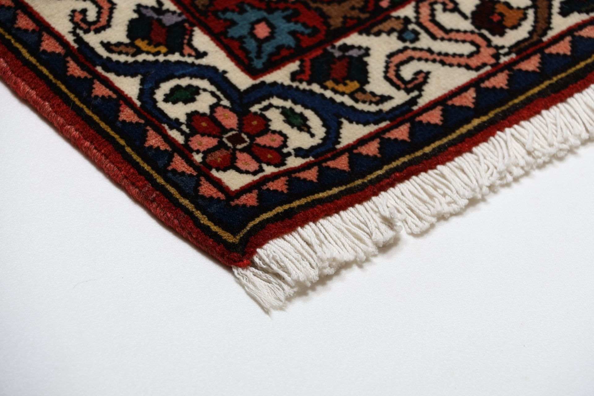 Hand-Knotted Wool Bakhtiari Persian Rug, 213 × 313 cm