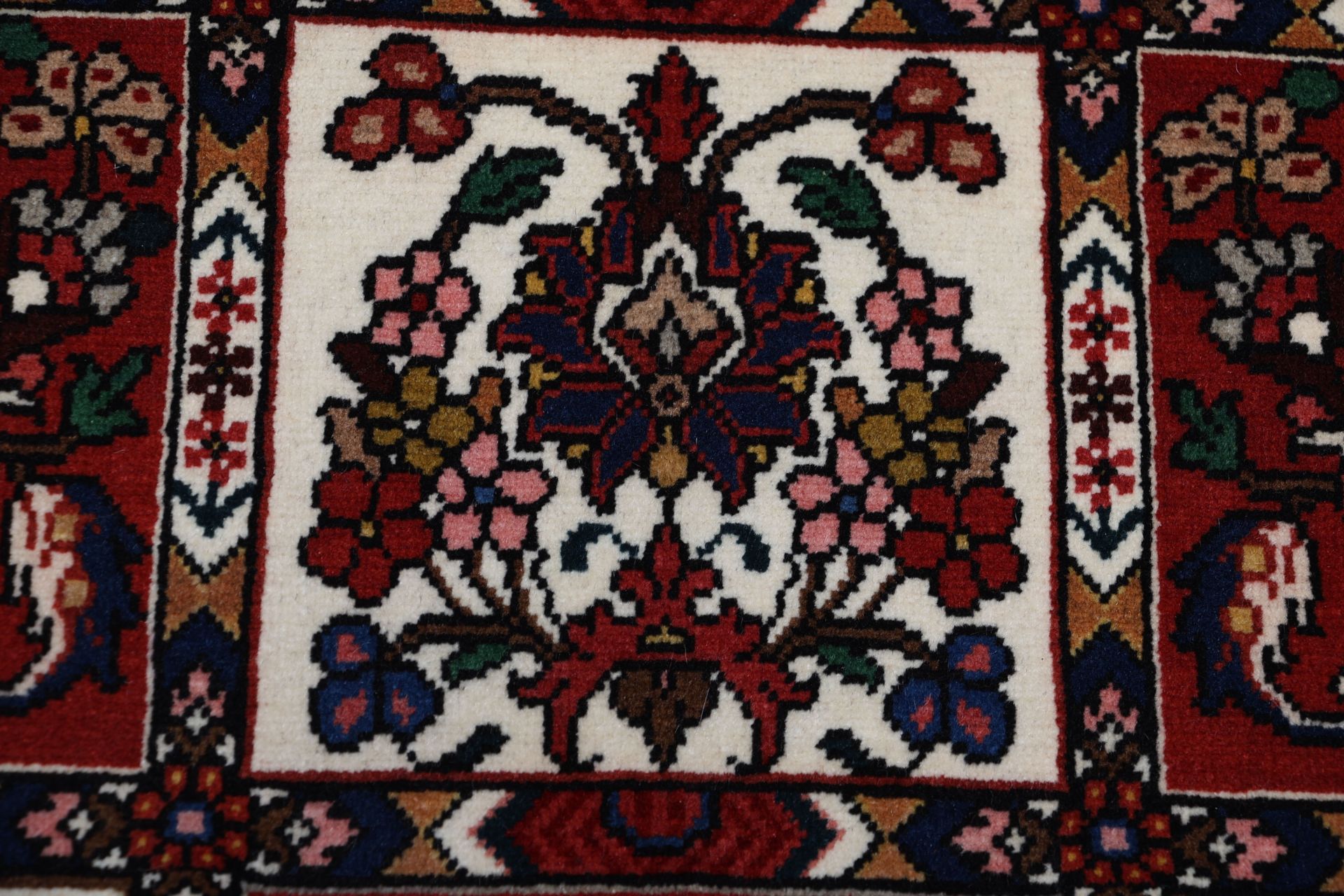 Hand-Knotted Wool Bakhtiari Persian Rug, 213 × 313 cm