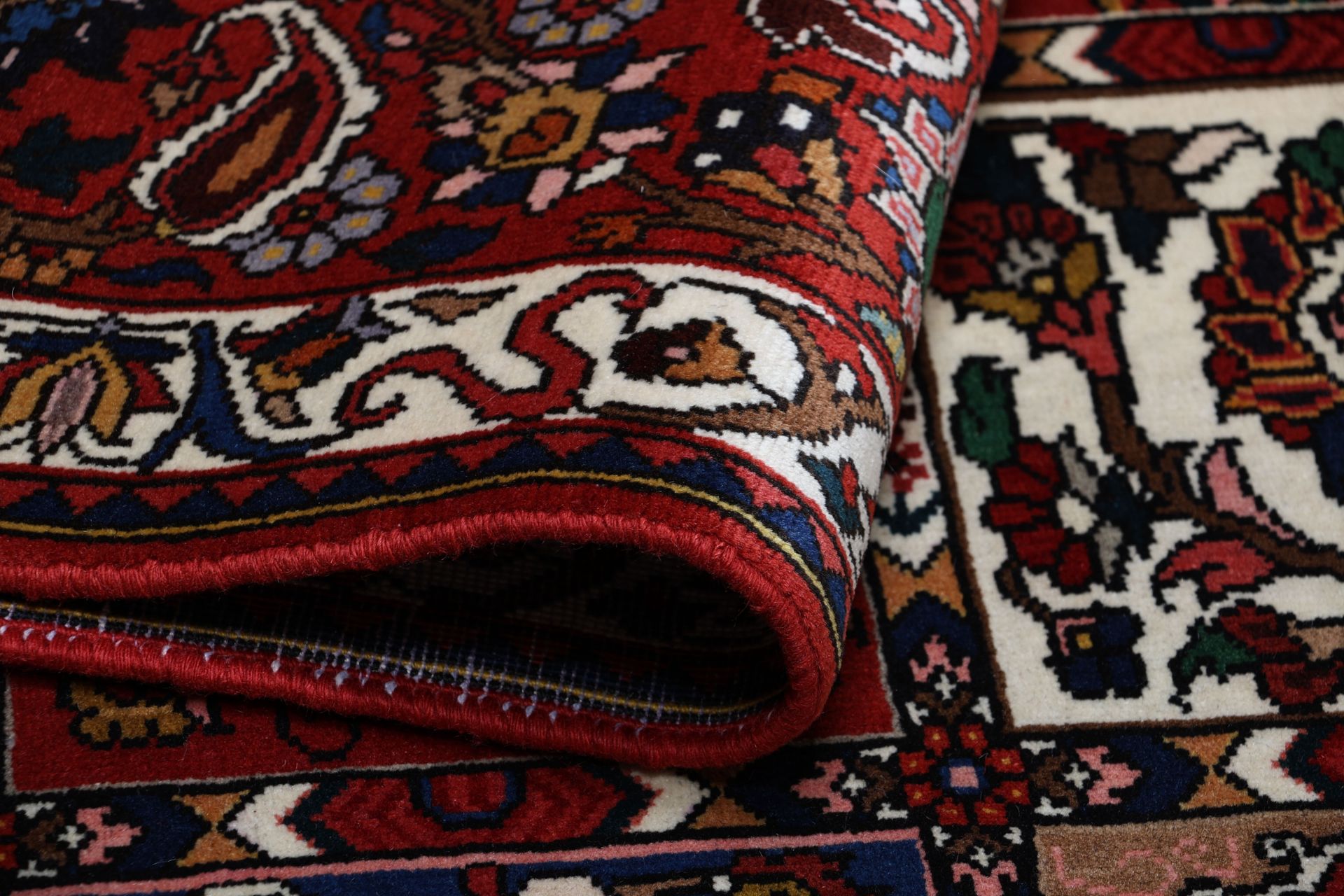 Hand-Knotted Wool Bakhtiari Persian Rug, 213 × 313 cm