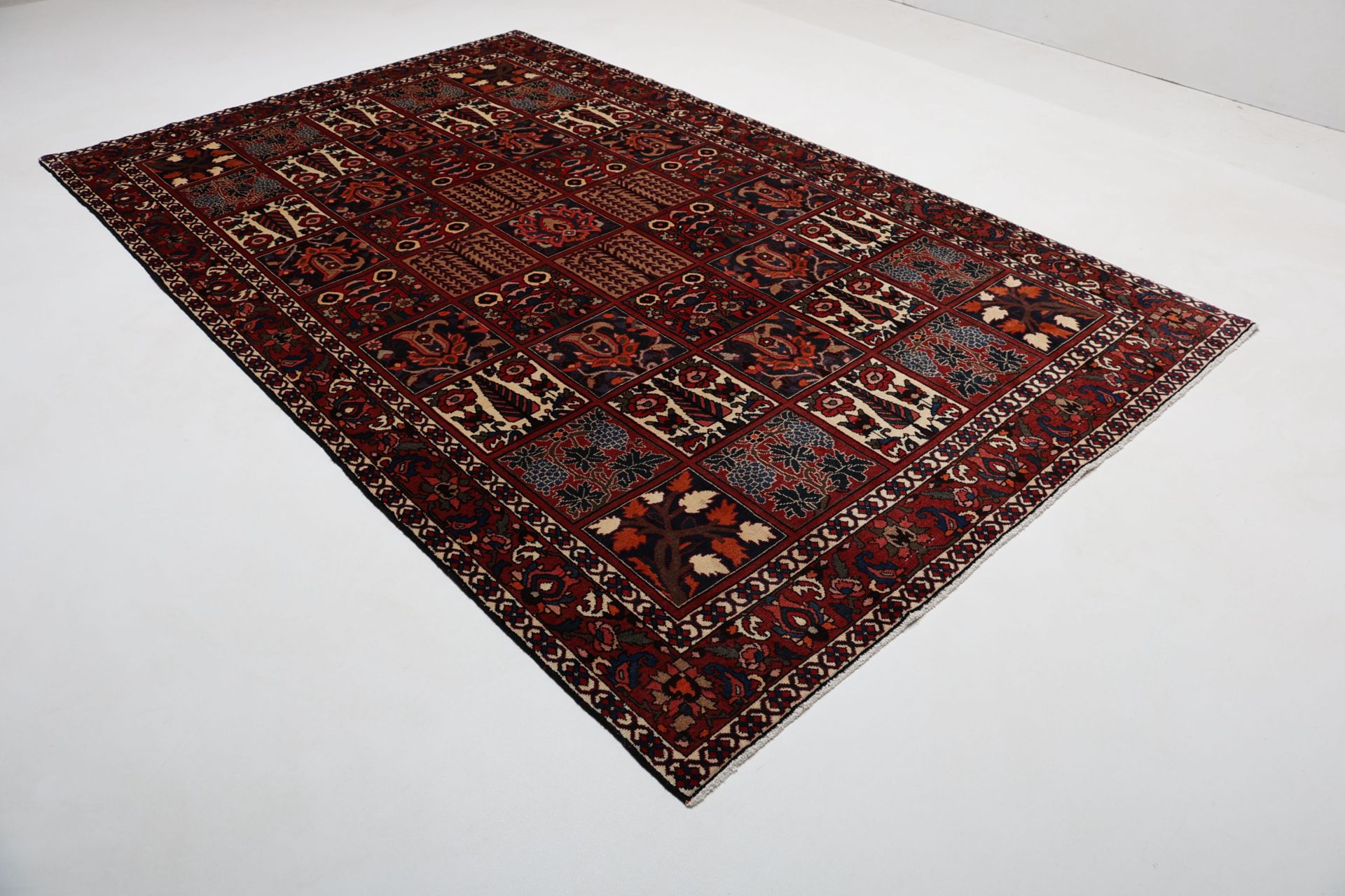 Bakhtiari Persian Rug 197 × 315 cm, Wool, hand-knotted