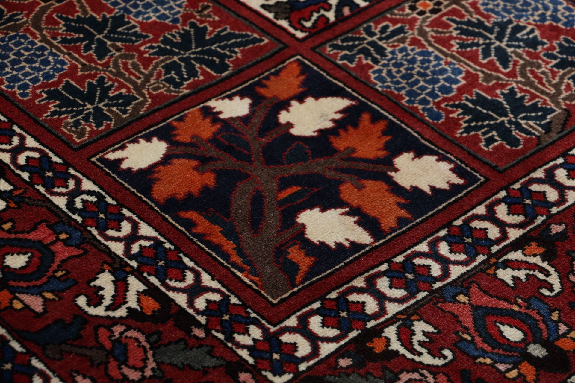 Bakhtiari Persian Rug 197 × 315 cm, Wool, hand-knotted