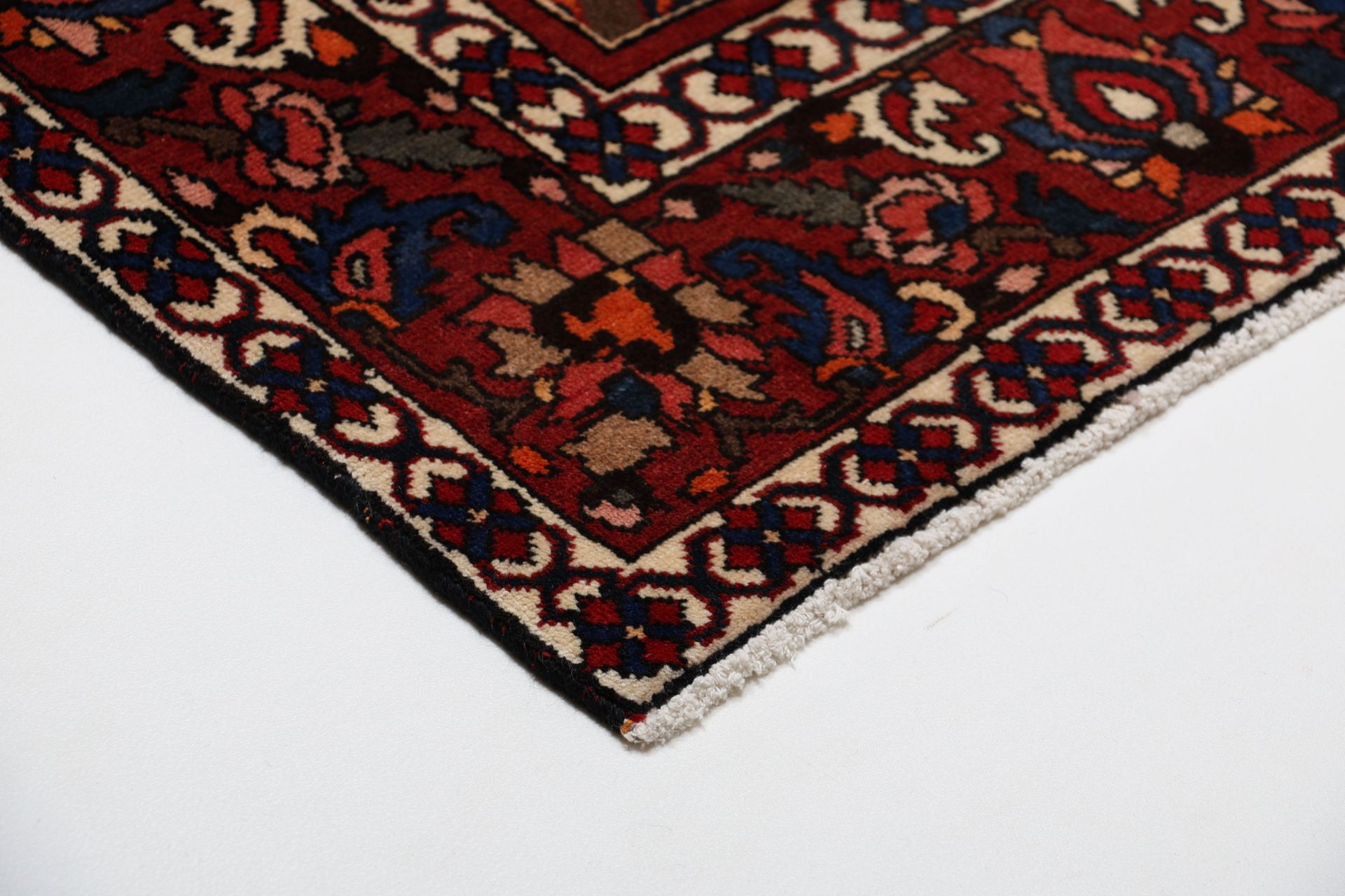 Bakhtiari Persian Rug 197 × 315 cm, Wool, hand-knotted