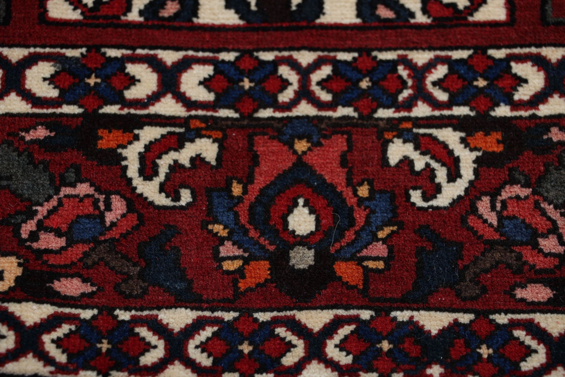 Bakhtiari Persian Rug 197 × 315 cm, Wool, hand-knotted