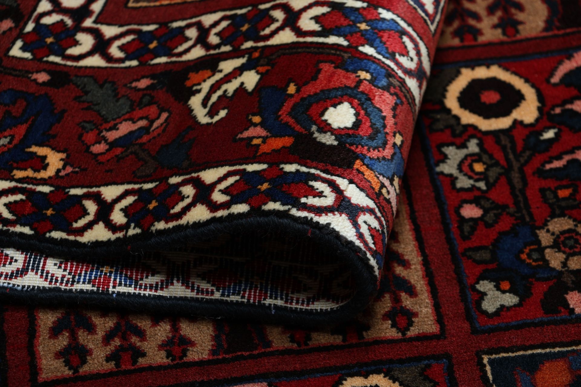 Bakhtiari Persian Rug 197 × 315 cm, Wool, hand-knotted