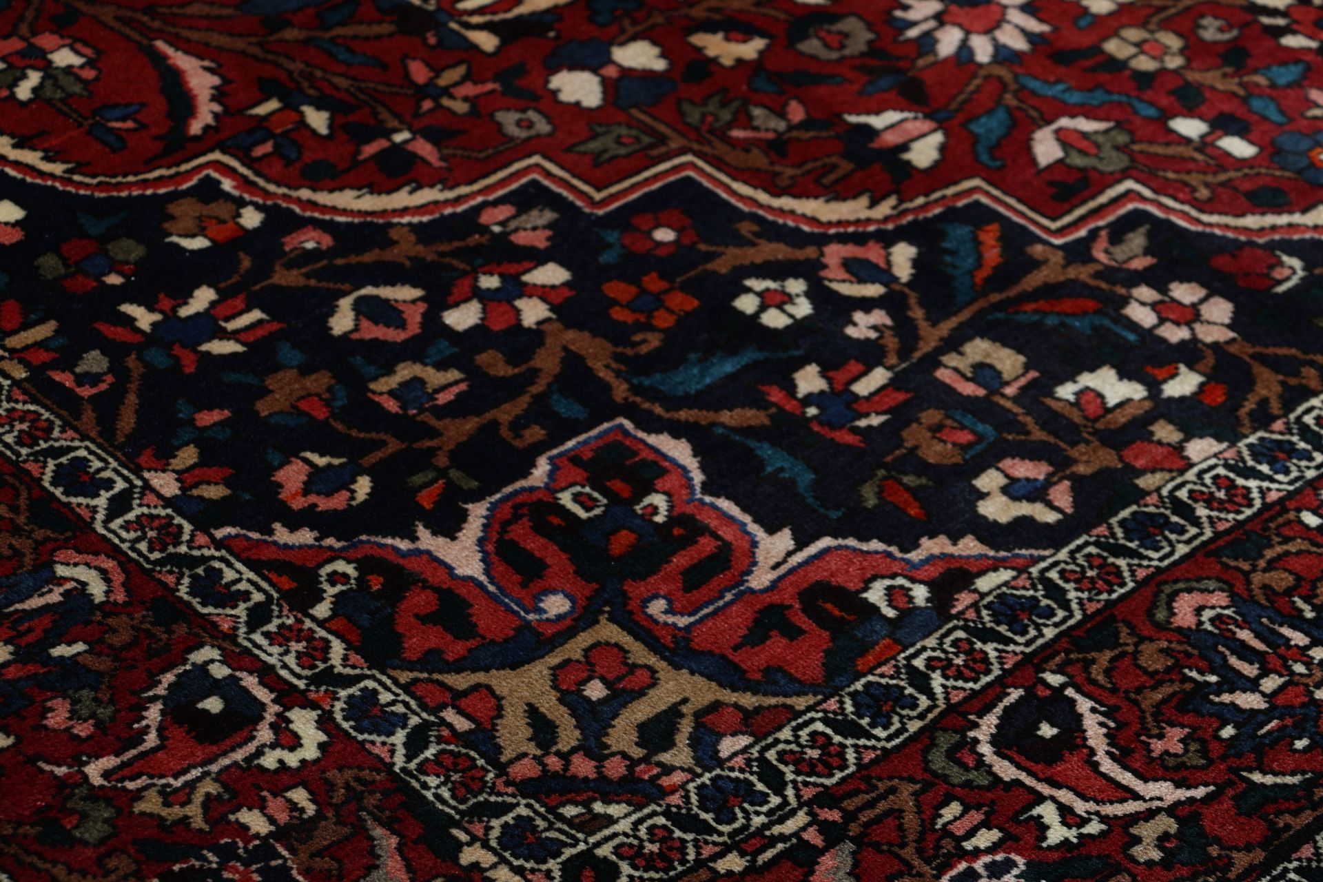 Bakhtiari Persian Rug — hand-knotted, 210 × 315 cm, Wool