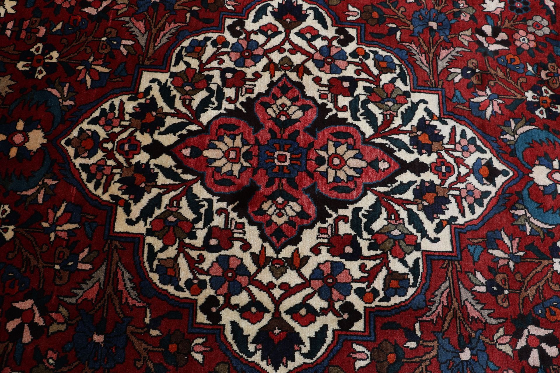 Bakhtiari Persian Rug — hand-knotted, 210 × 315 cm, Wool
