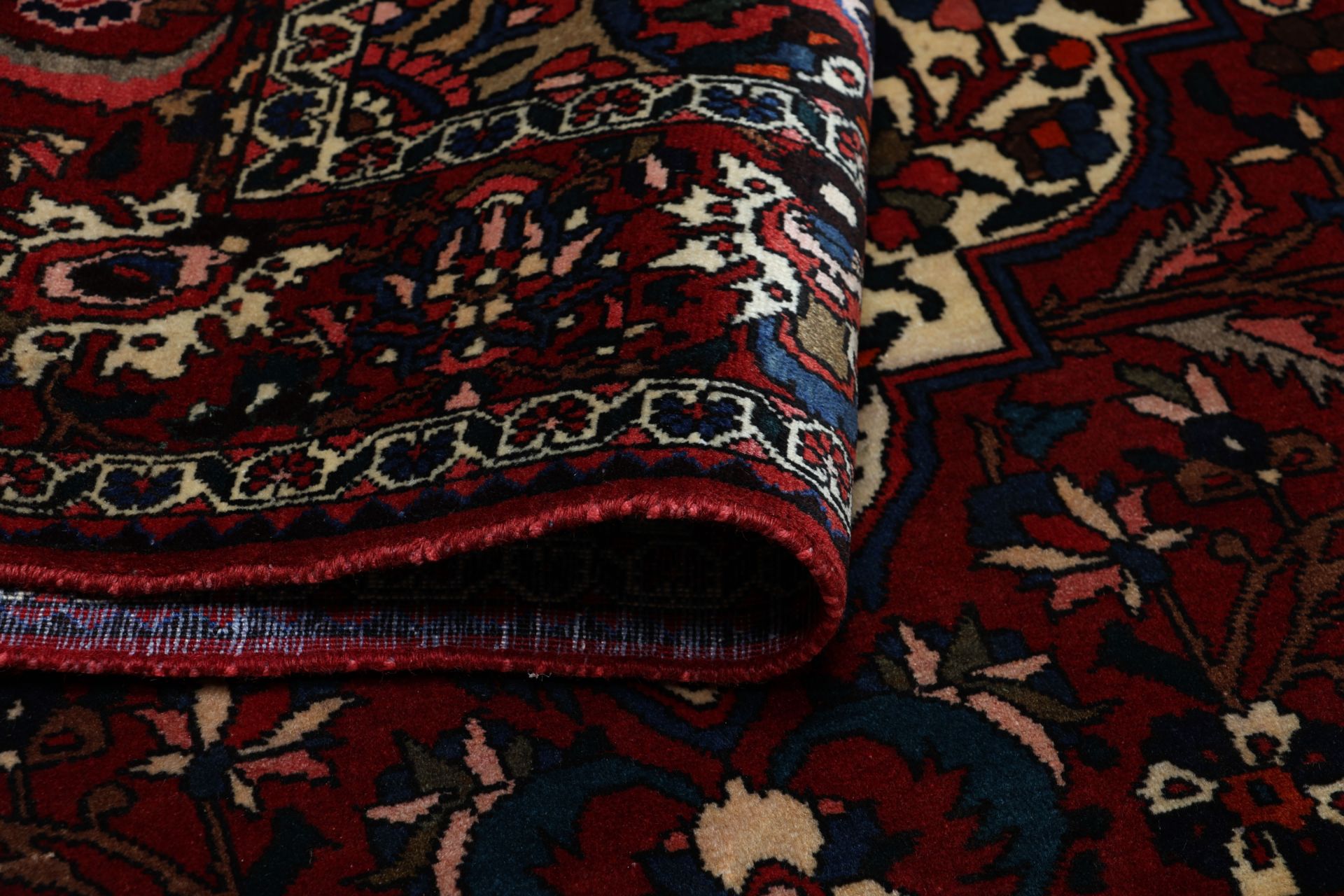 Bakhtiari Persian Rug — hand-knotted, 210 × 315 cm, Wool