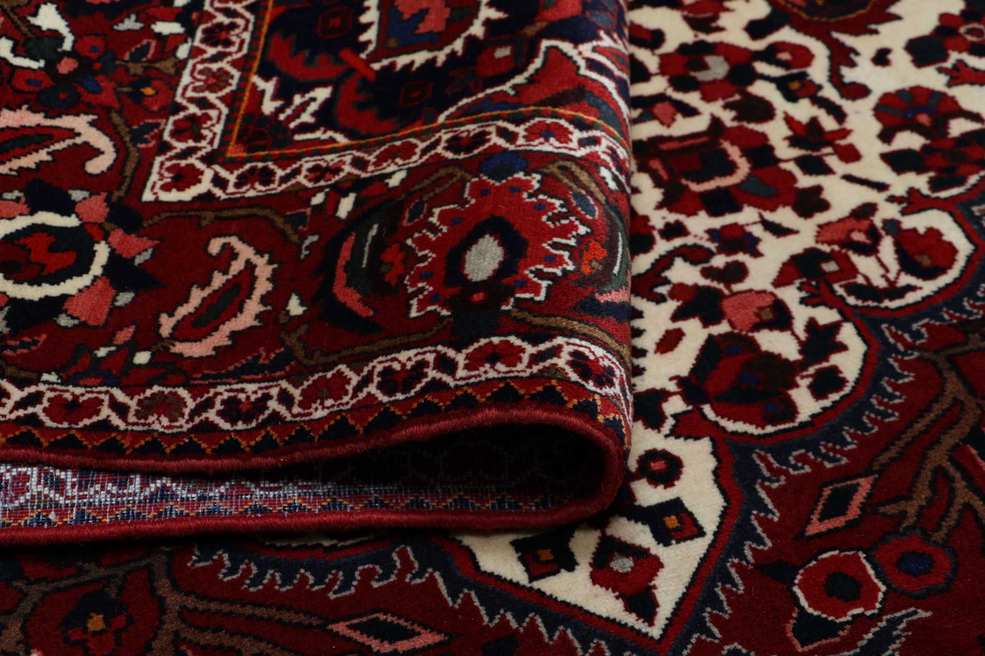 Hand-Knotted Wool Bakhtiari Persian Rug, 212 × 312 cm