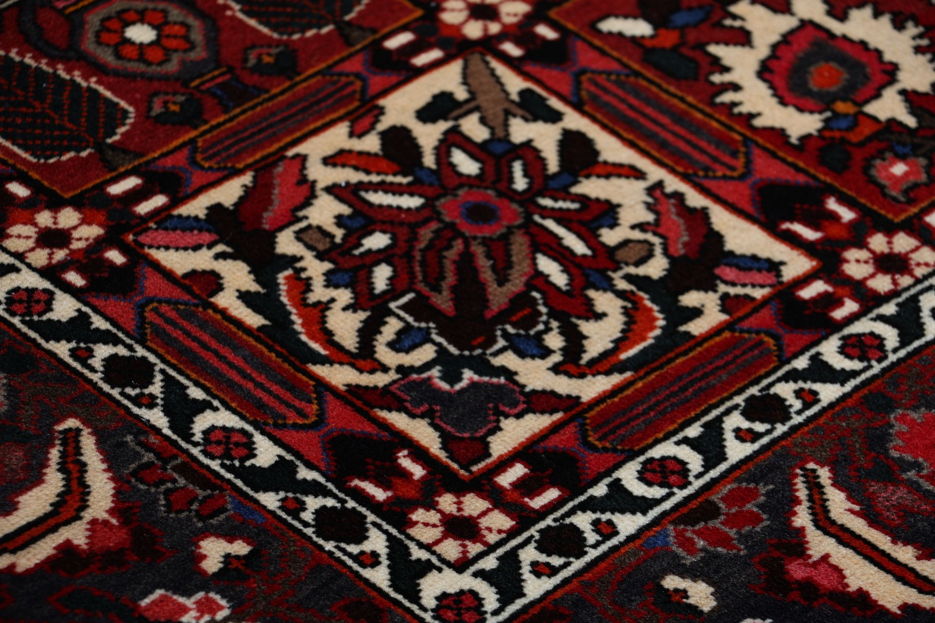 Hand-Knotted Wool Bakhtiari Persian Rug, 205 × 300 cm